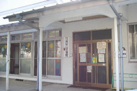 「浅間山児童館」の看板が玄関横にあり、部屋の窓に気球の装飾がされている浅間山児童館の正面写真