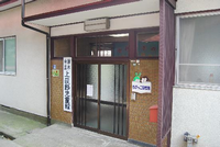 玄関が引き戸ガラスで玄関の壁が茶色いタイル張りになっている上荻野児童館の玄関の写真