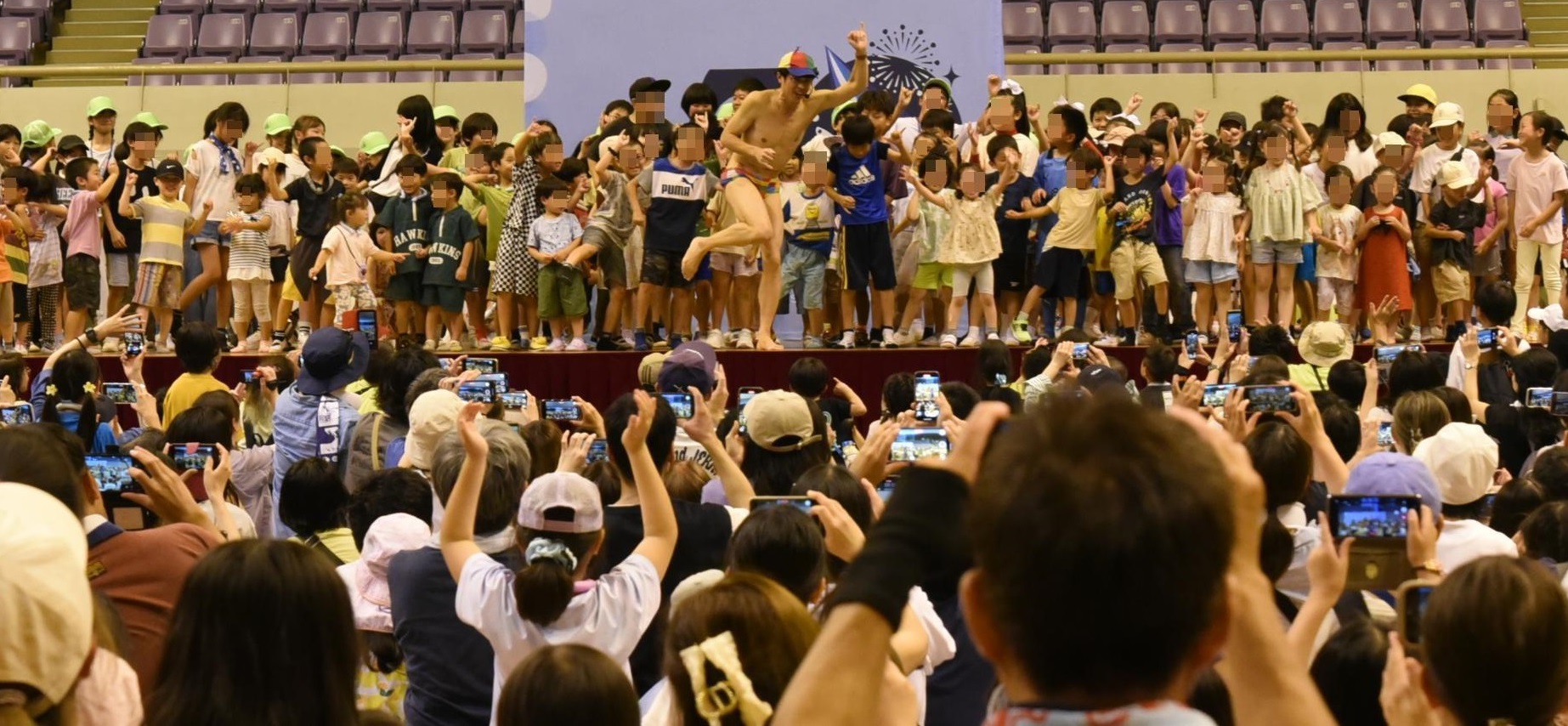 こどもフェスタ2025でこどもと一緒に持ちネタを披露する小島よしおさん