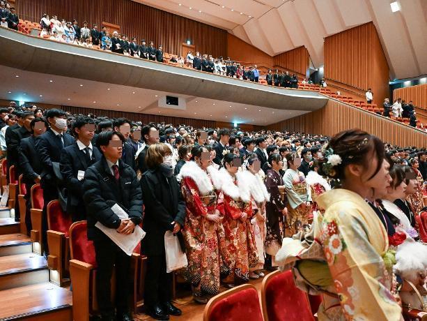 はたちのつどいの参加者が国歌斉唱を行っている様子