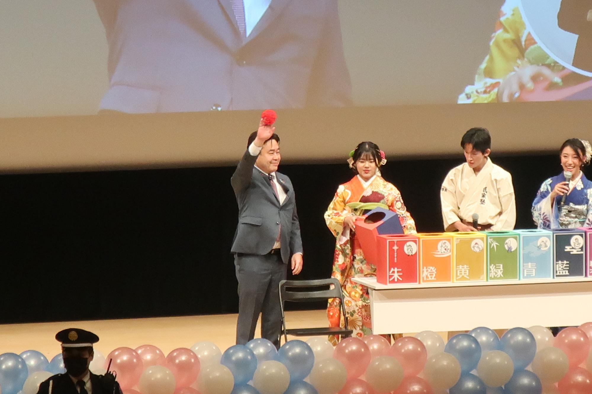 アトラクションにて山口市長に協力をいただきながら、抽選会を実施している様子。