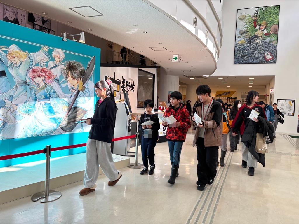 増田まんが美術館で特別展示「暁のヨナ 大原画展」へ向かうこどもたち