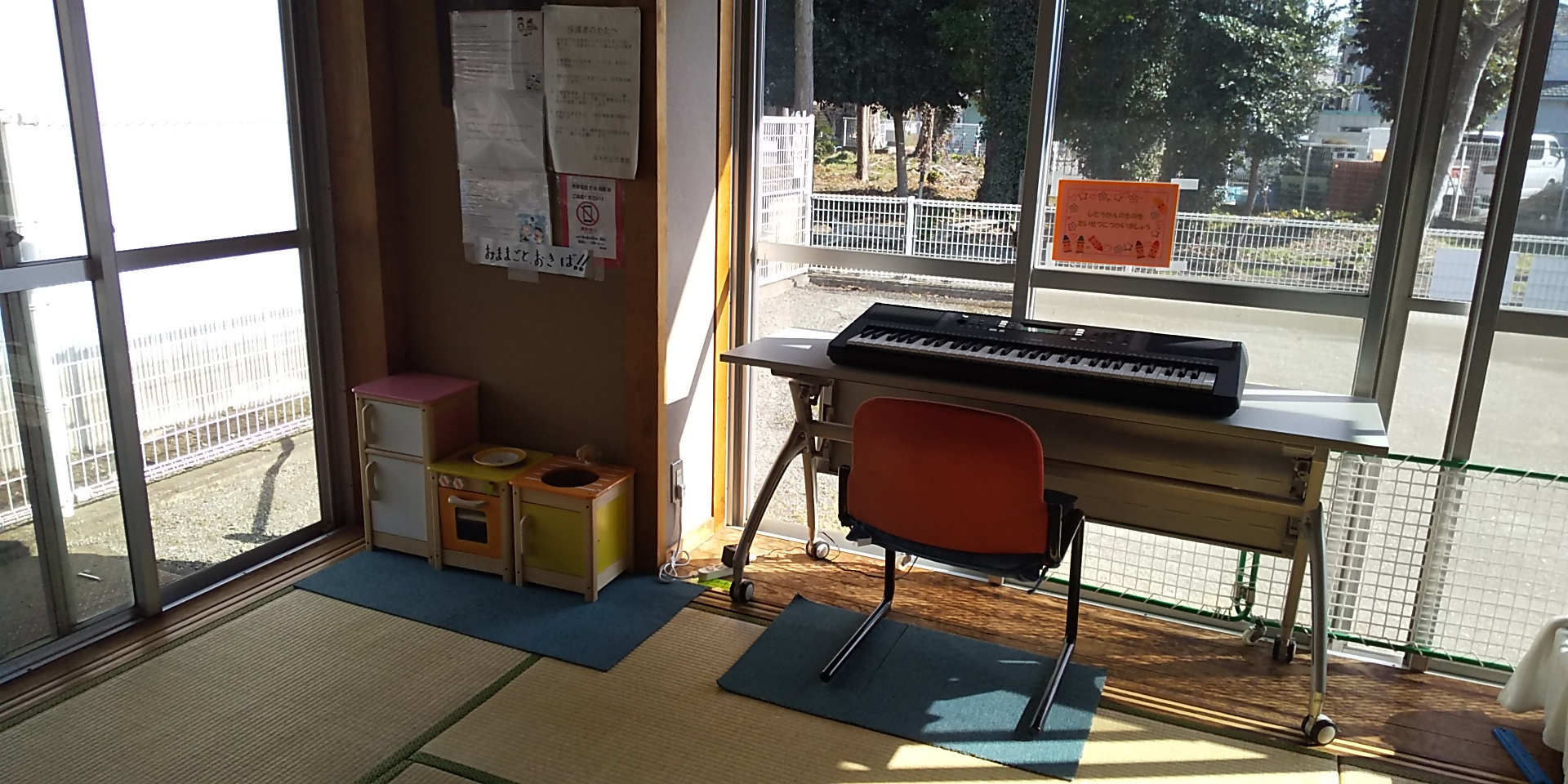 電子ピアノが設置してある中依知児童館の和室の写真