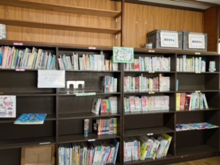 色んな本が本棚に並べられてある王子児童館の図書室の写真