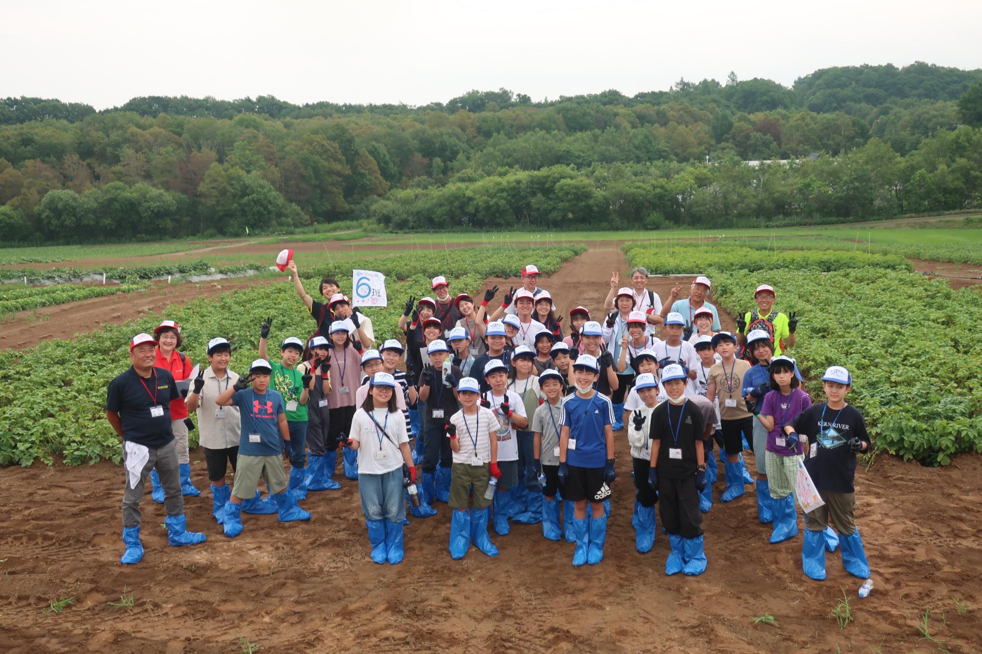 東京農業大学寒冷地農場で集合写真を撮る訪問団