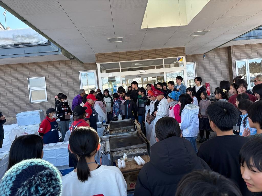 横手やきそば体験に挑戦するこどもたち