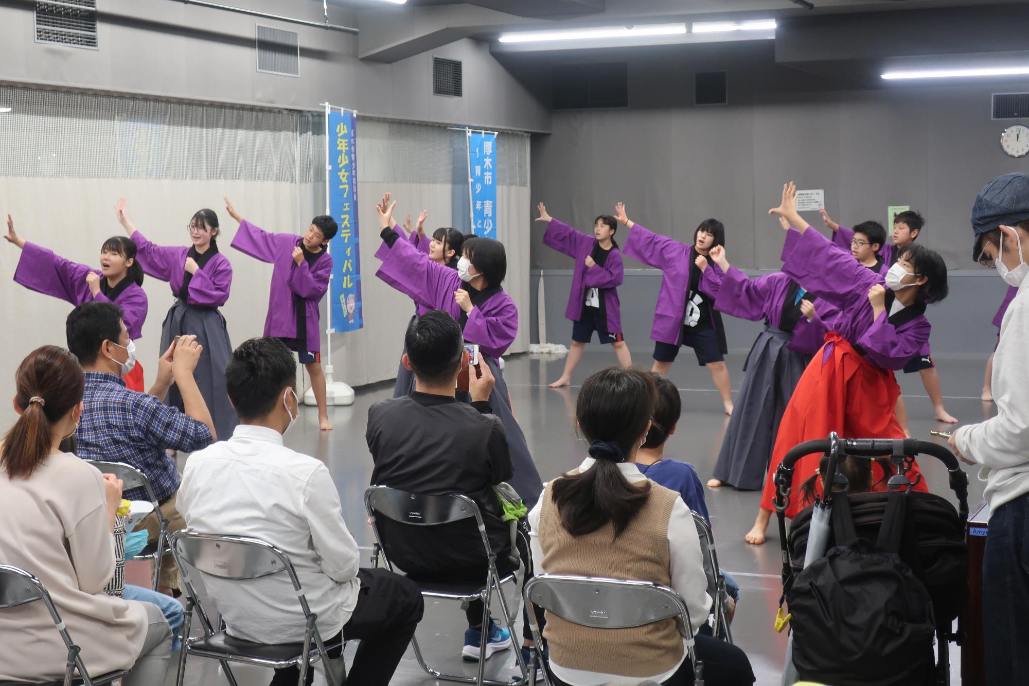 少年少女フェスティバルでなりわい節を披露するジュニアリーダーたち