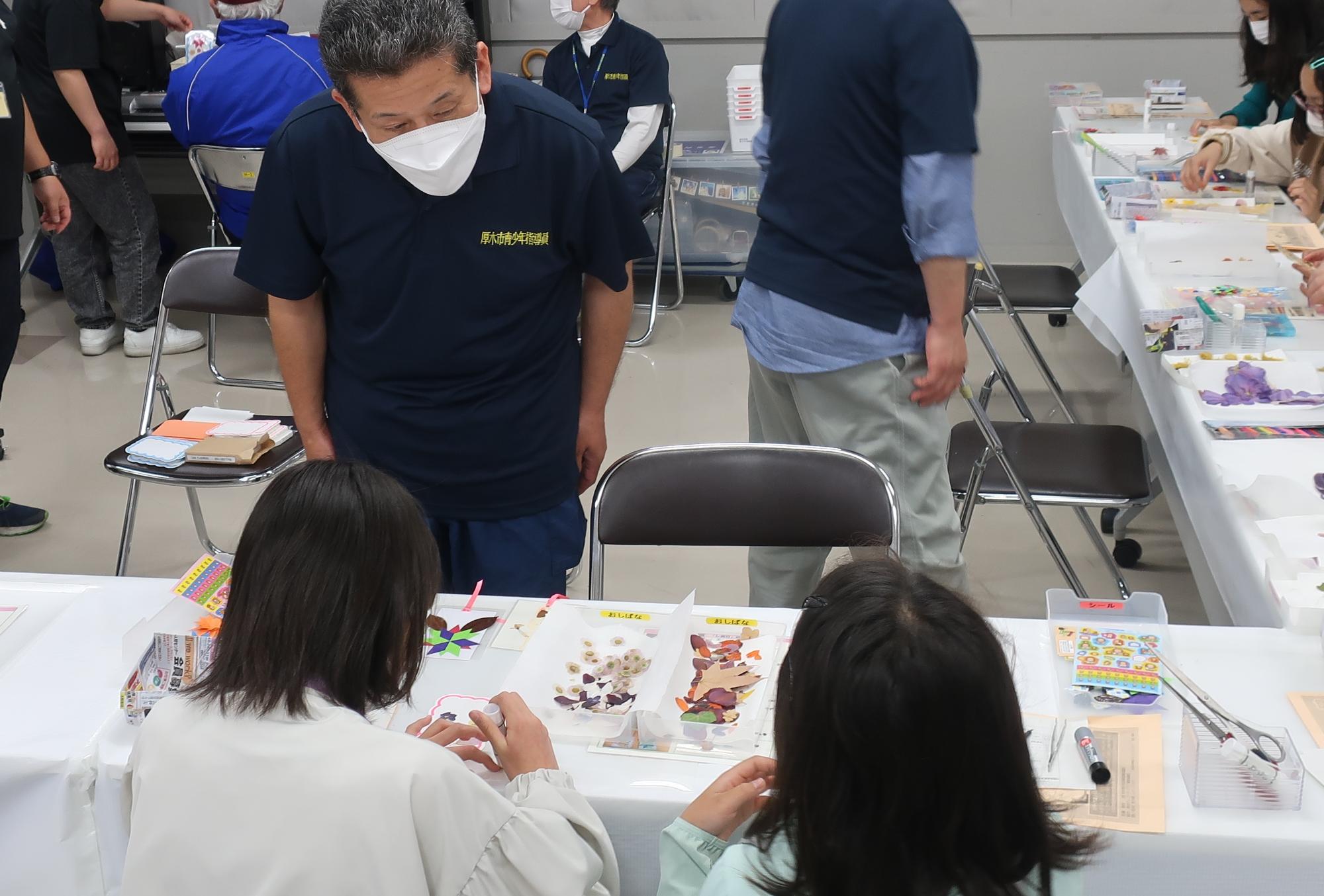 少年少女フェスティバルでてじなを披露する青少年指導員