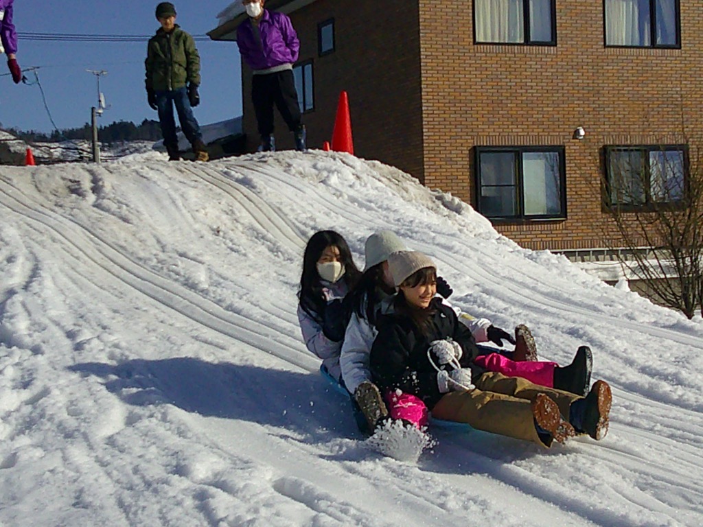 雪遊びを楽しむこども達