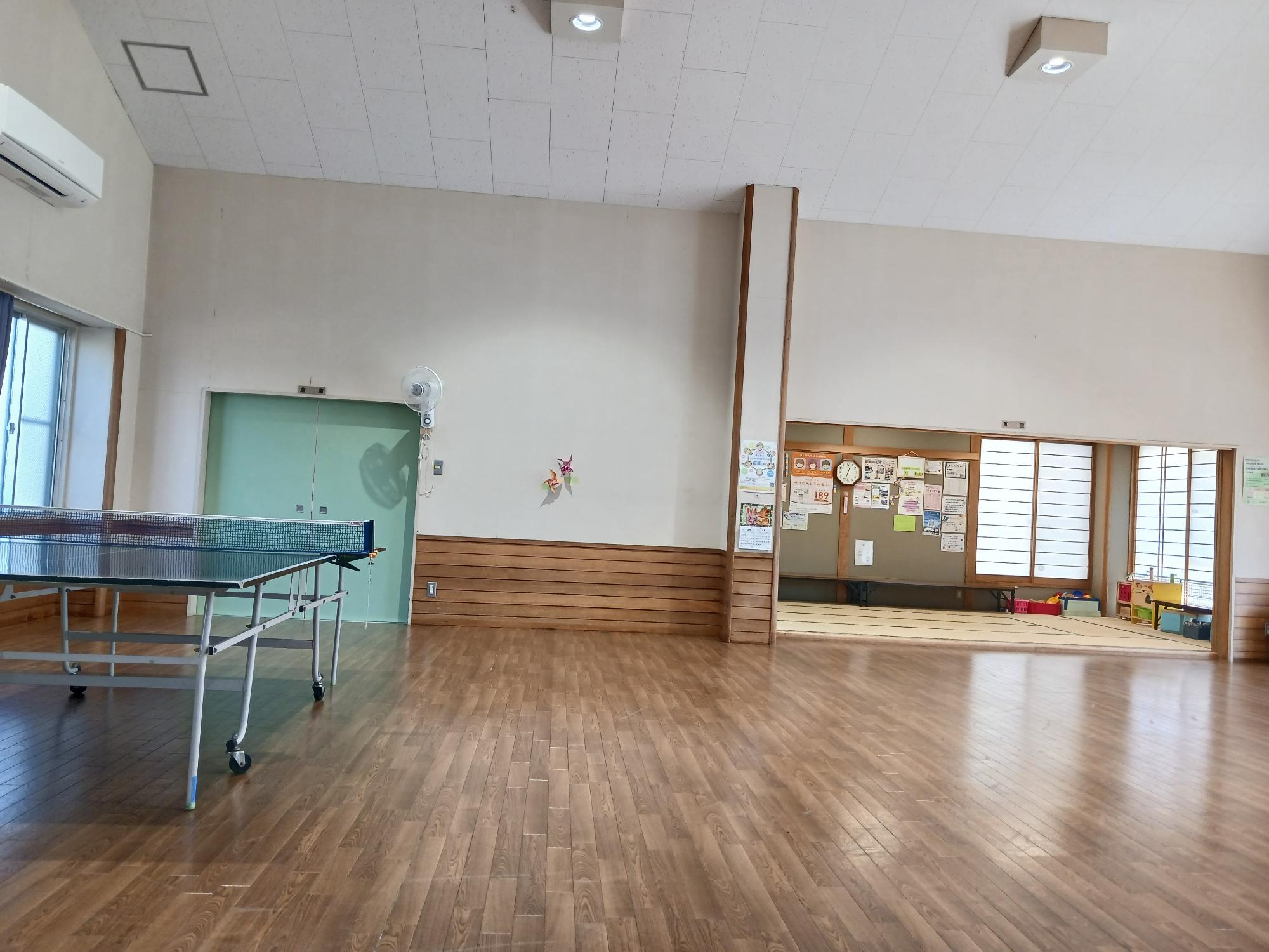 天井が高く開放感がある妻田東児童館の遊戯室の写真
