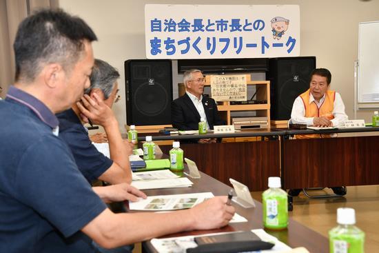 自治会長の皆さんと市長が席について意見交換がされている様子の写真