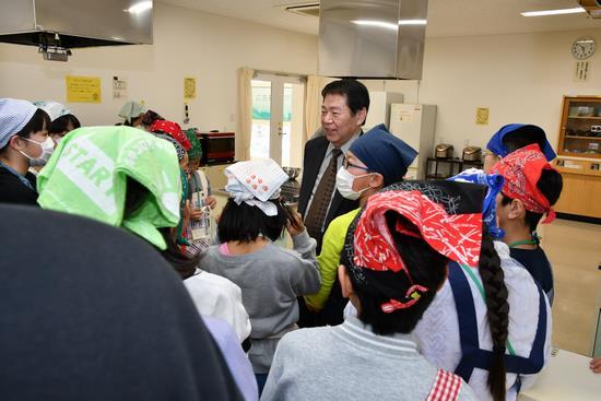 児童たちが小林市長の前に集まり、市長の話を熱心に聴いている様子の写真