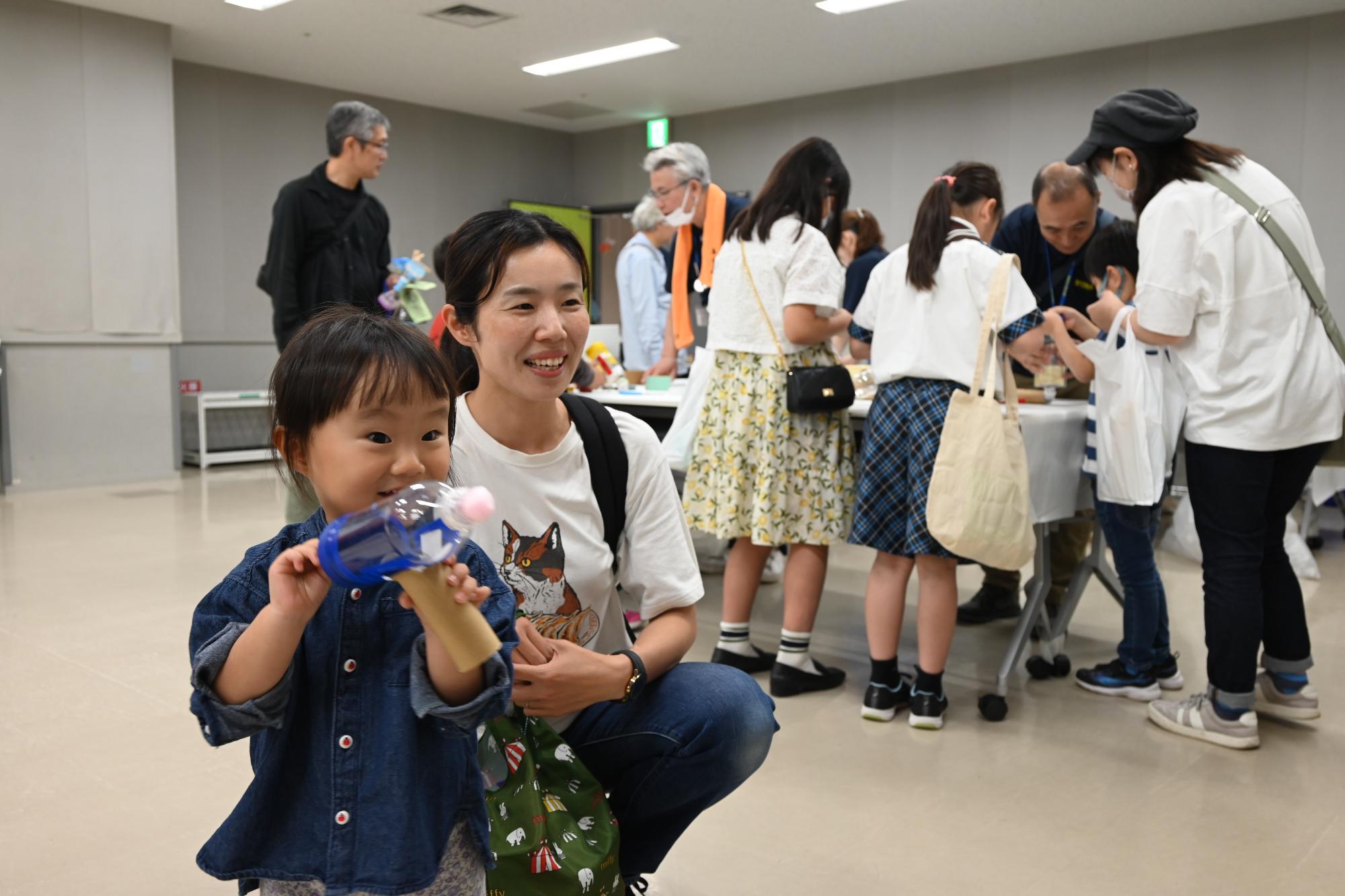 作ったおもちゃで一緒に遊ぶ様子