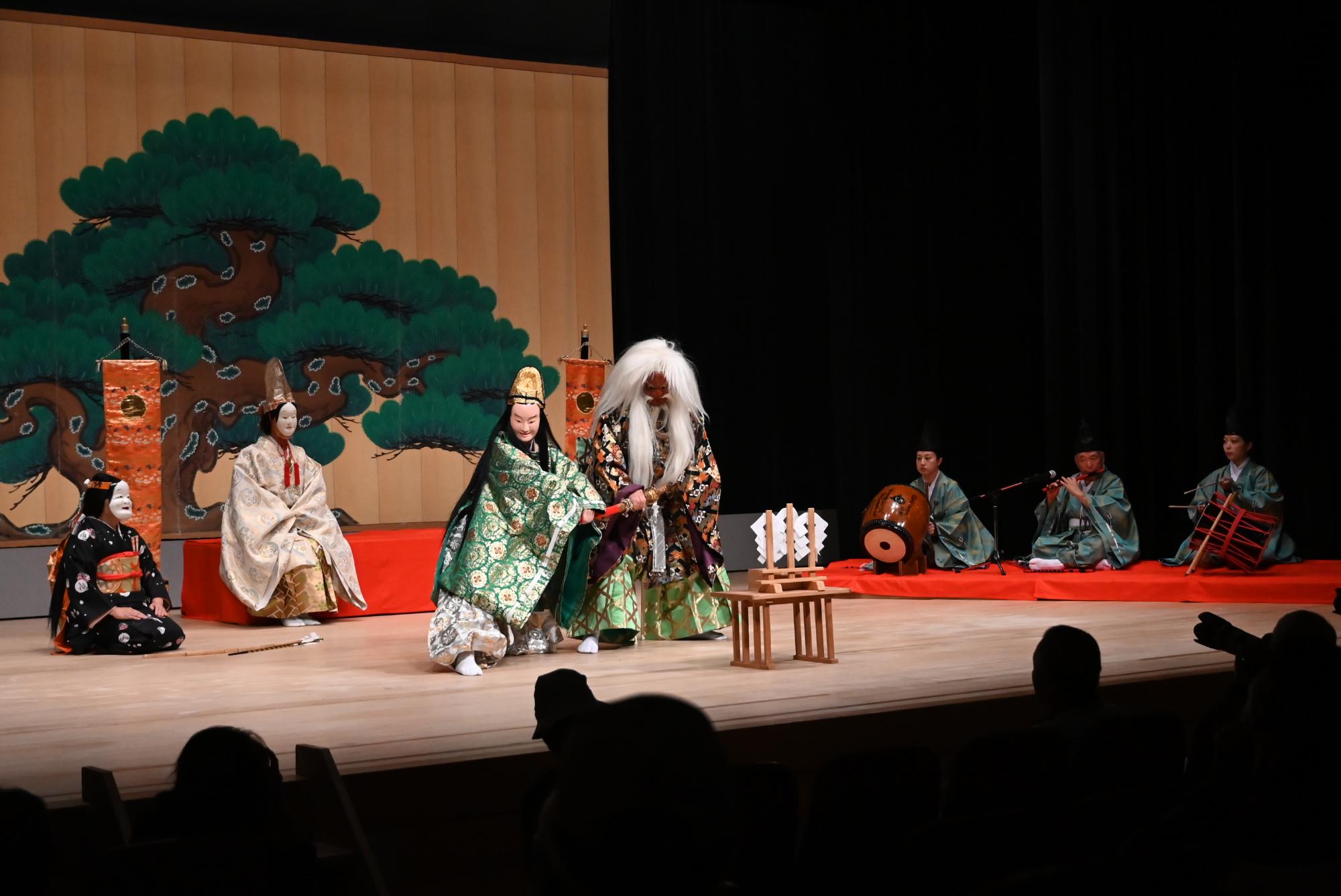 相模里神楽垣澤社中が発表した演目「国土奉還・天之返し矢」の様子