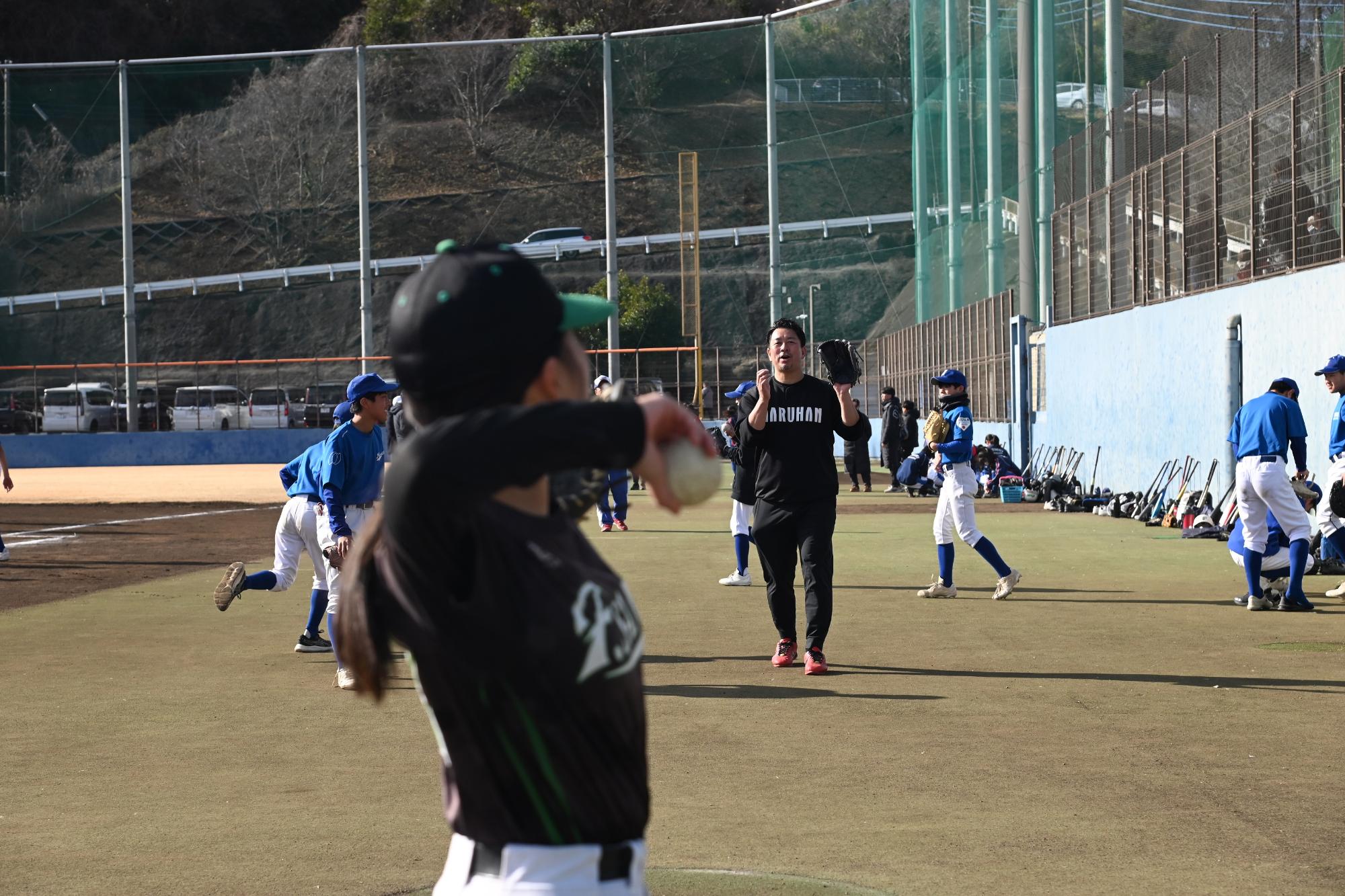 キャッチボールをする館山さん