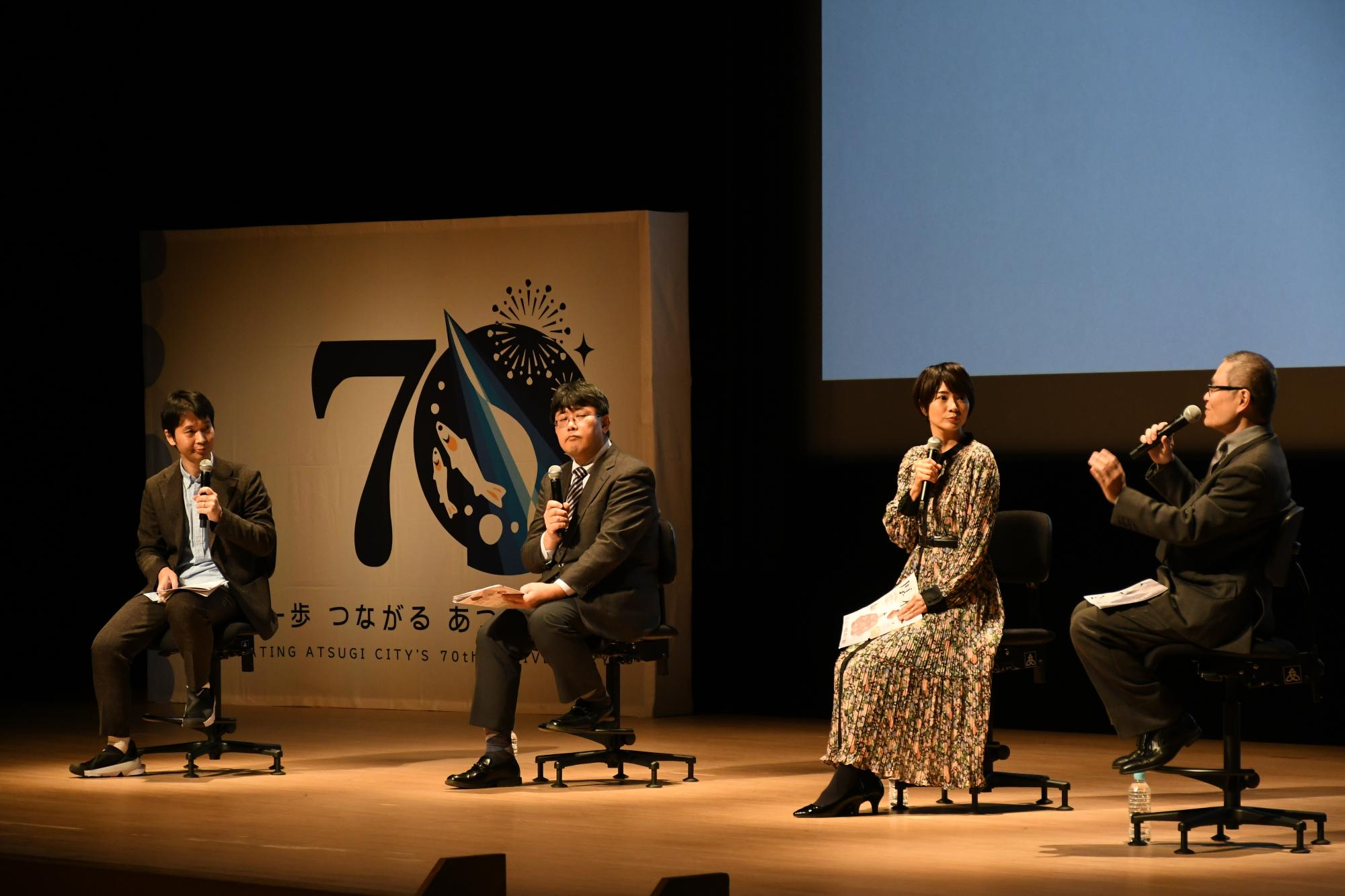 パネルディスカッションをする4人