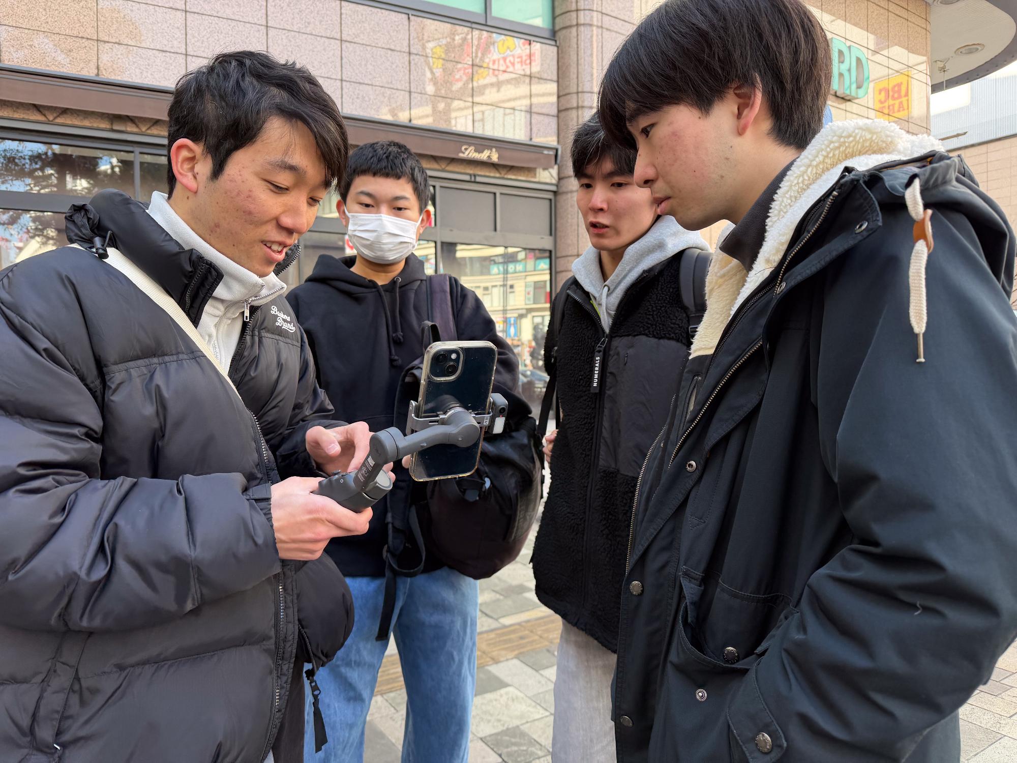 神奈川工科大学の学生が行政コンテンツを撮影する様子