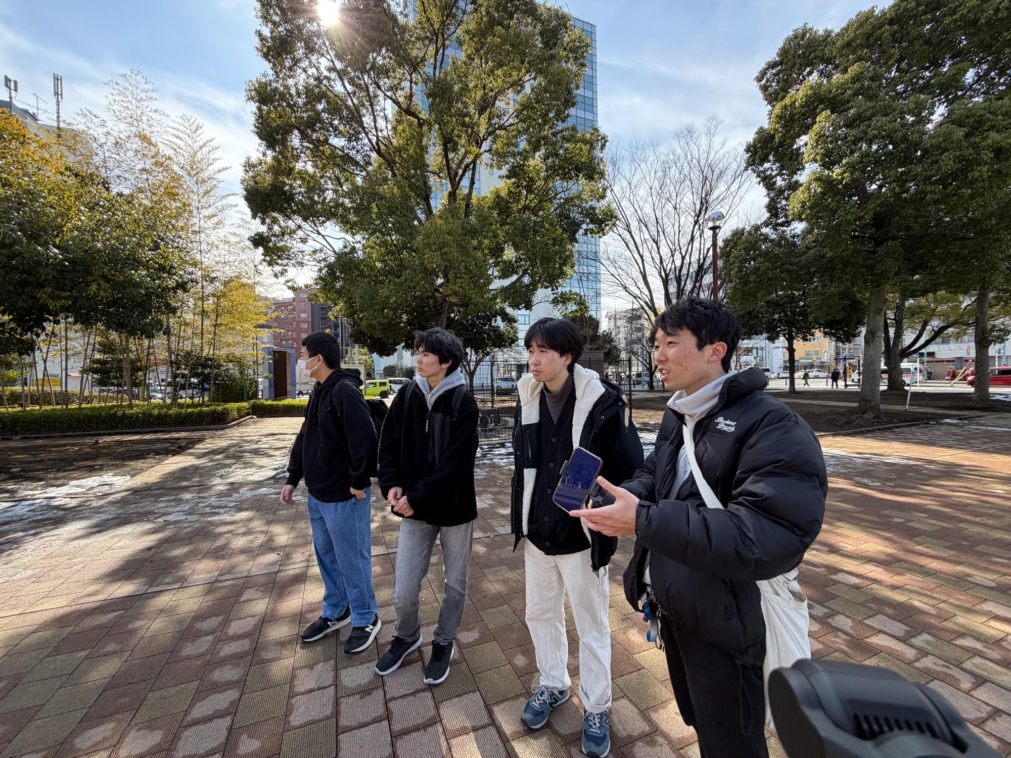 神奈川工科大学の学生が行政コンテンツを撮影する様子