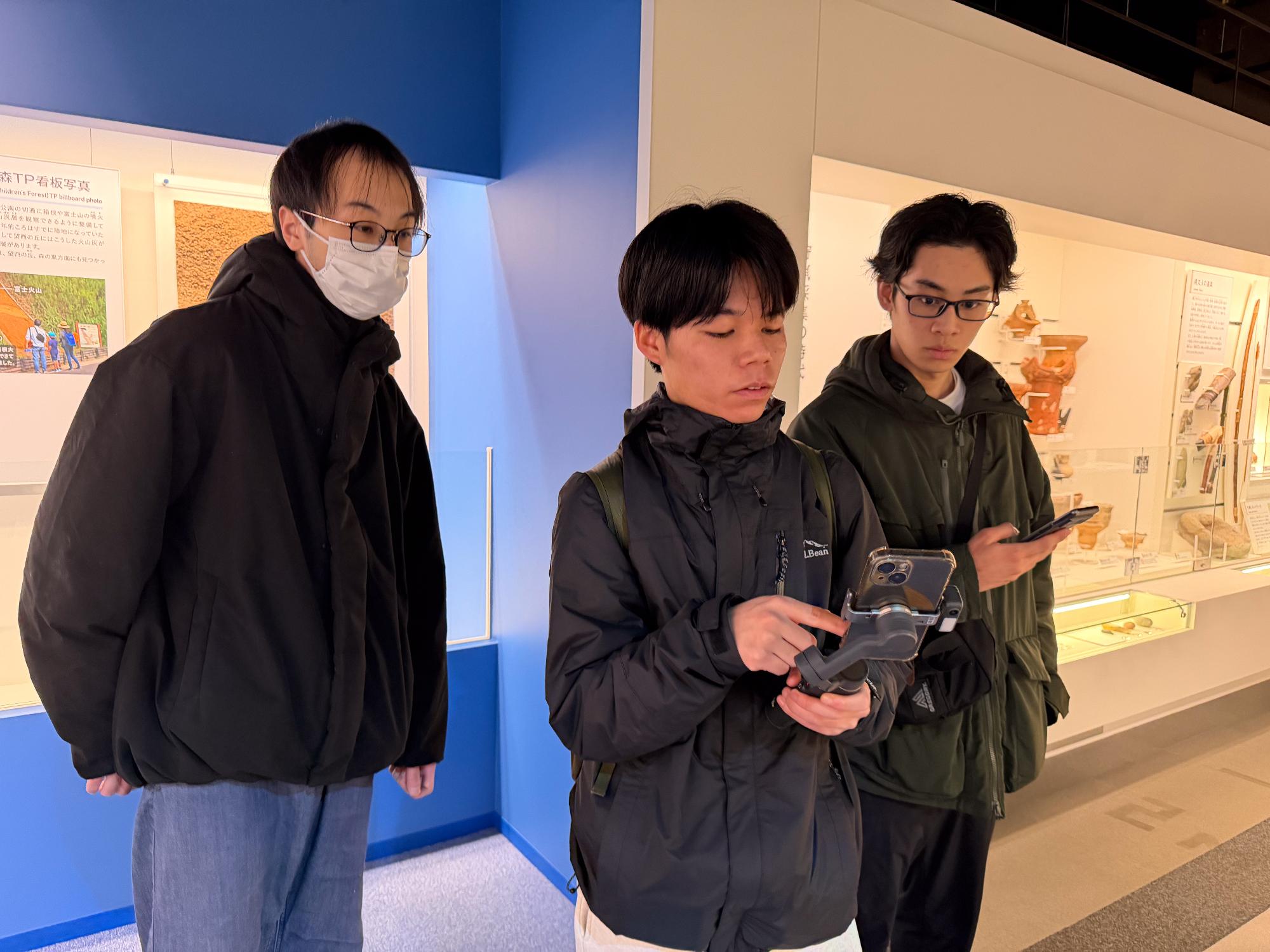 神奈川工科大学の学生が行政コンテンツを撮影する様子