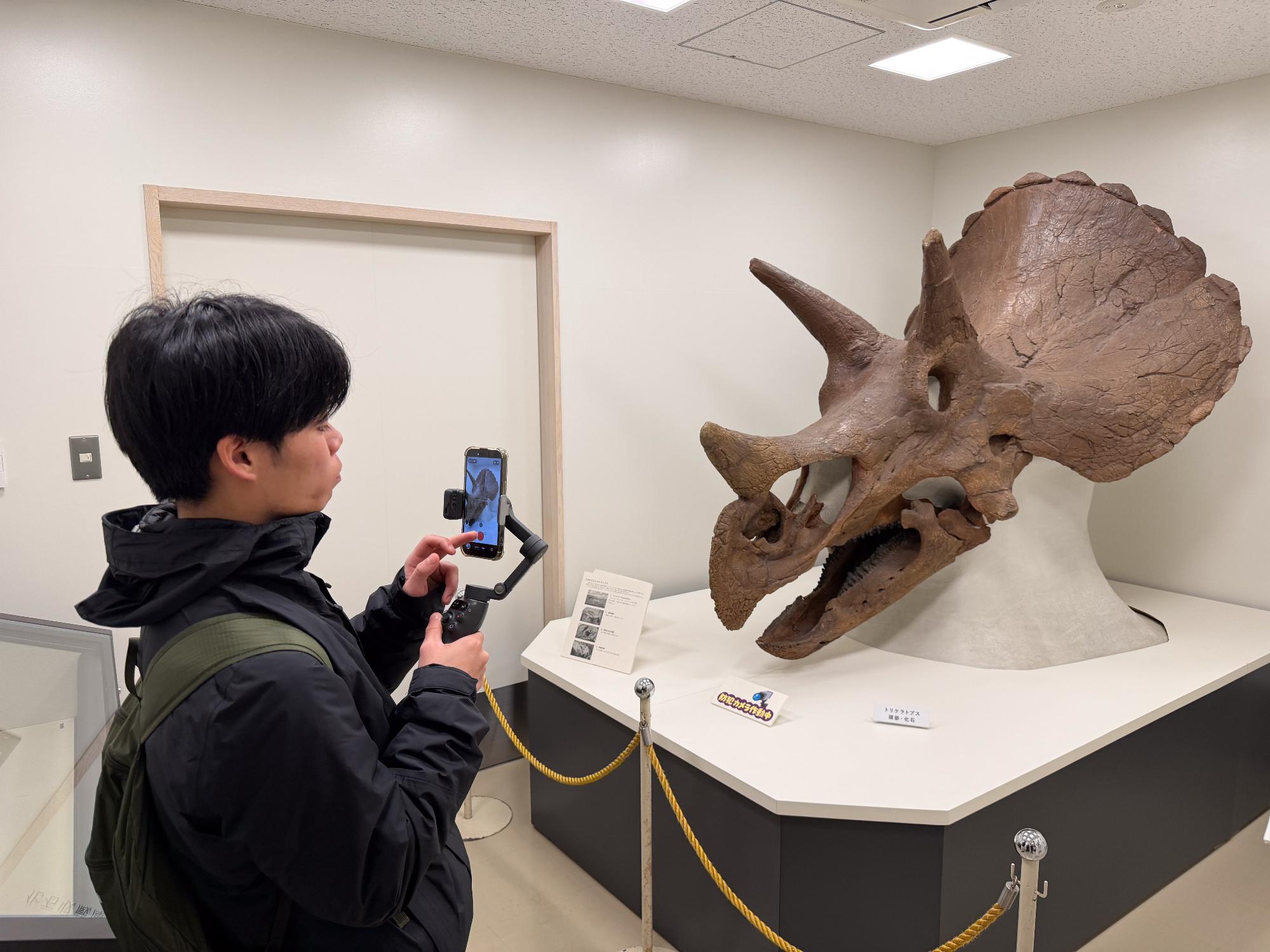 神奈川工科大学の学生が行政コンテンツを撮影する様子