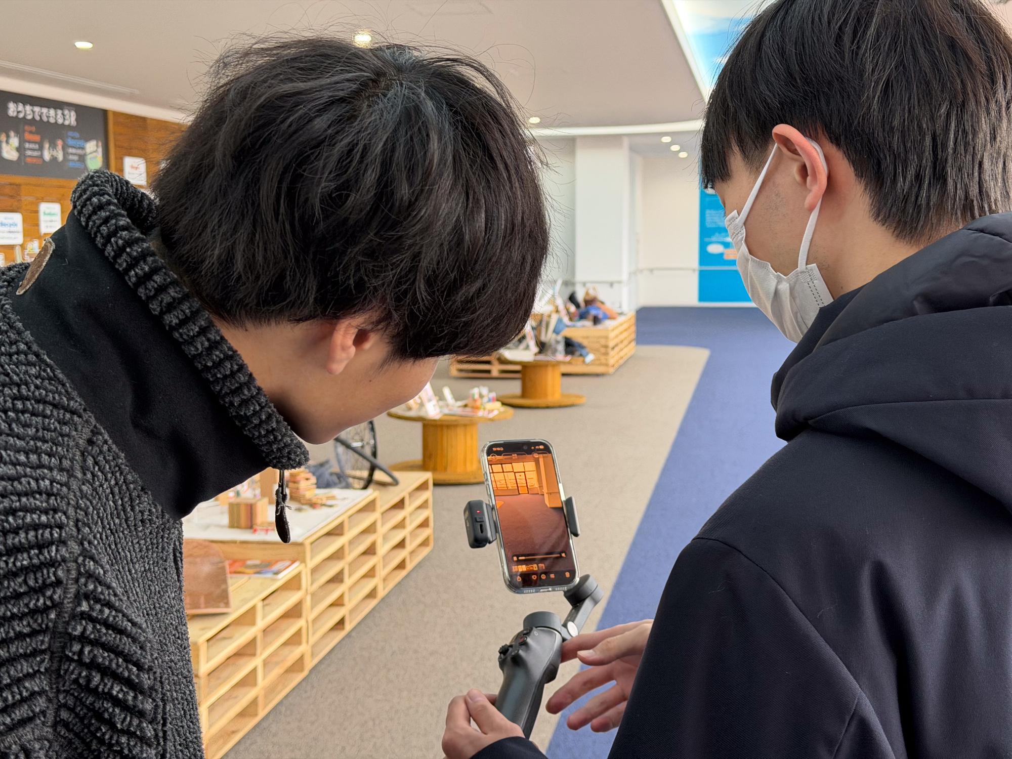 神奈川工科大学の学生が行政コンテンツを撮影する様子
