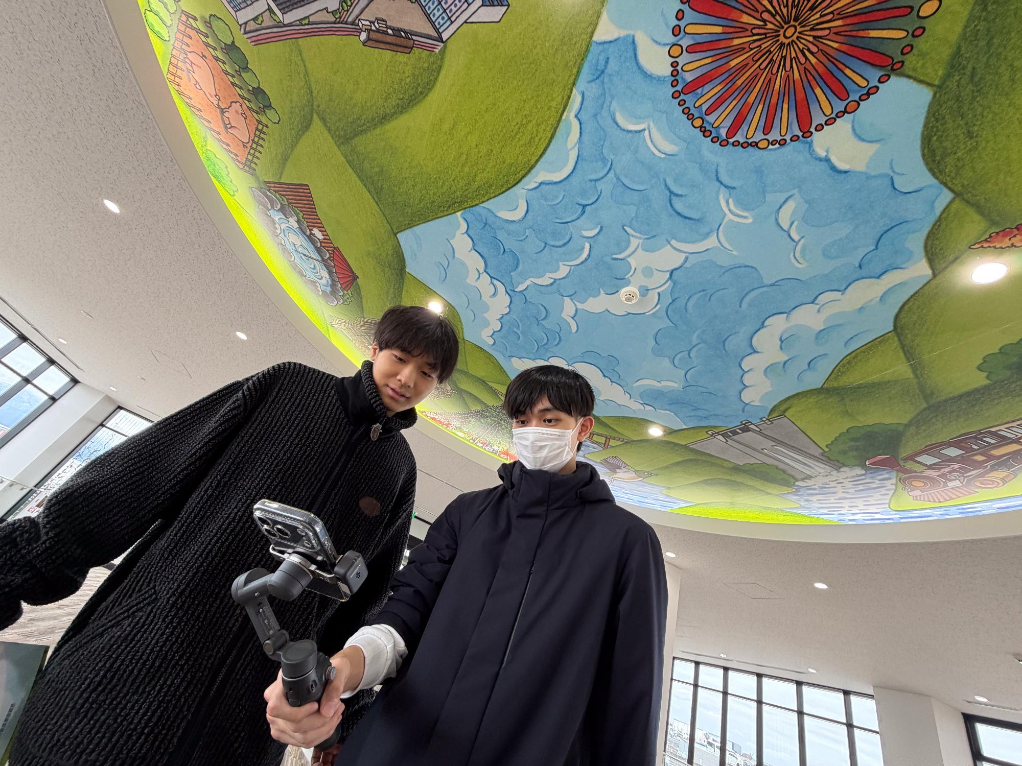 神奈川工科大学の学生が行政コンテンツを撮影する様子