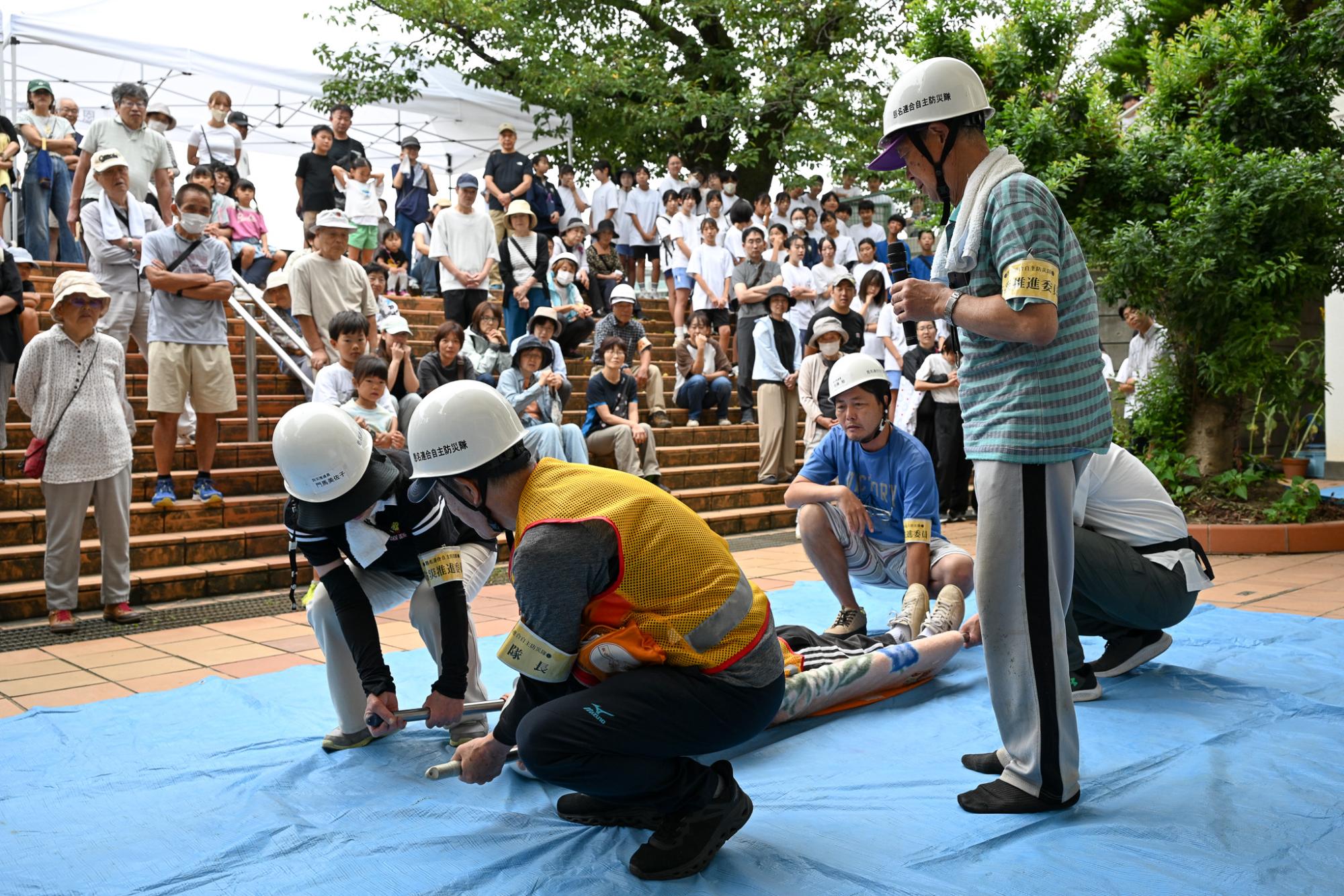 訓練に参加する市民