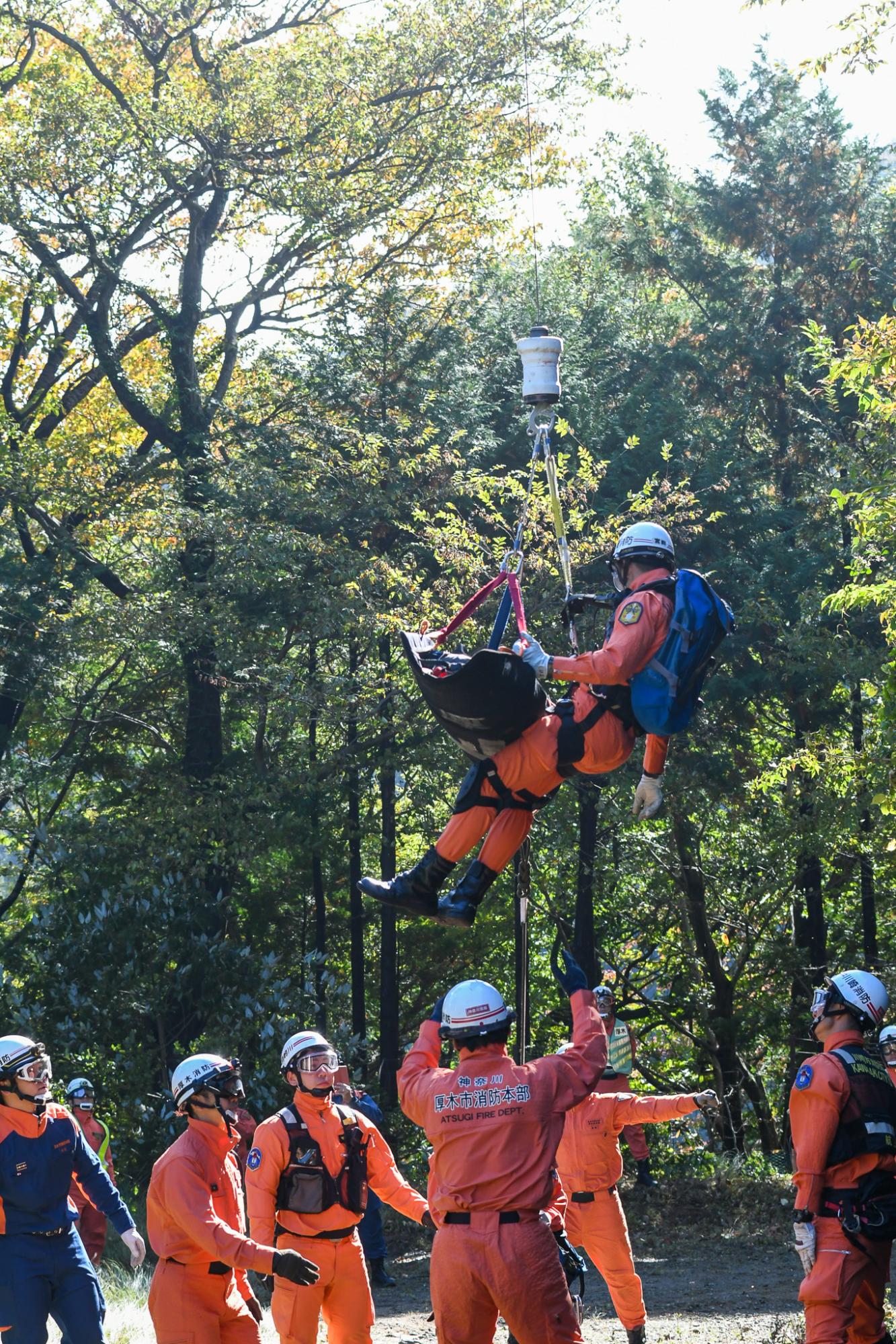連携して負傷者（ダミー）を運ぶ様子