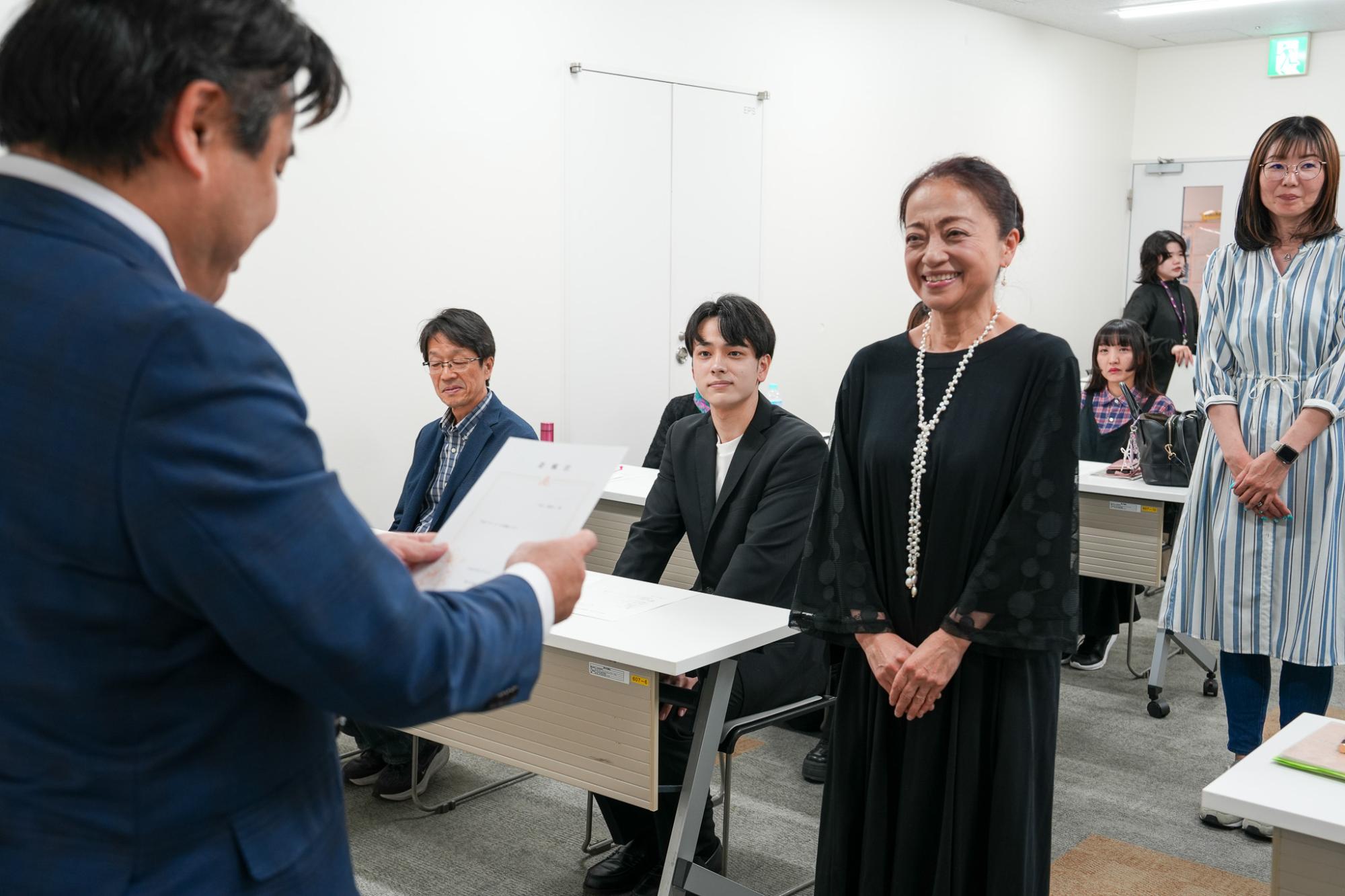 一人一人に委嘱状が手渡された