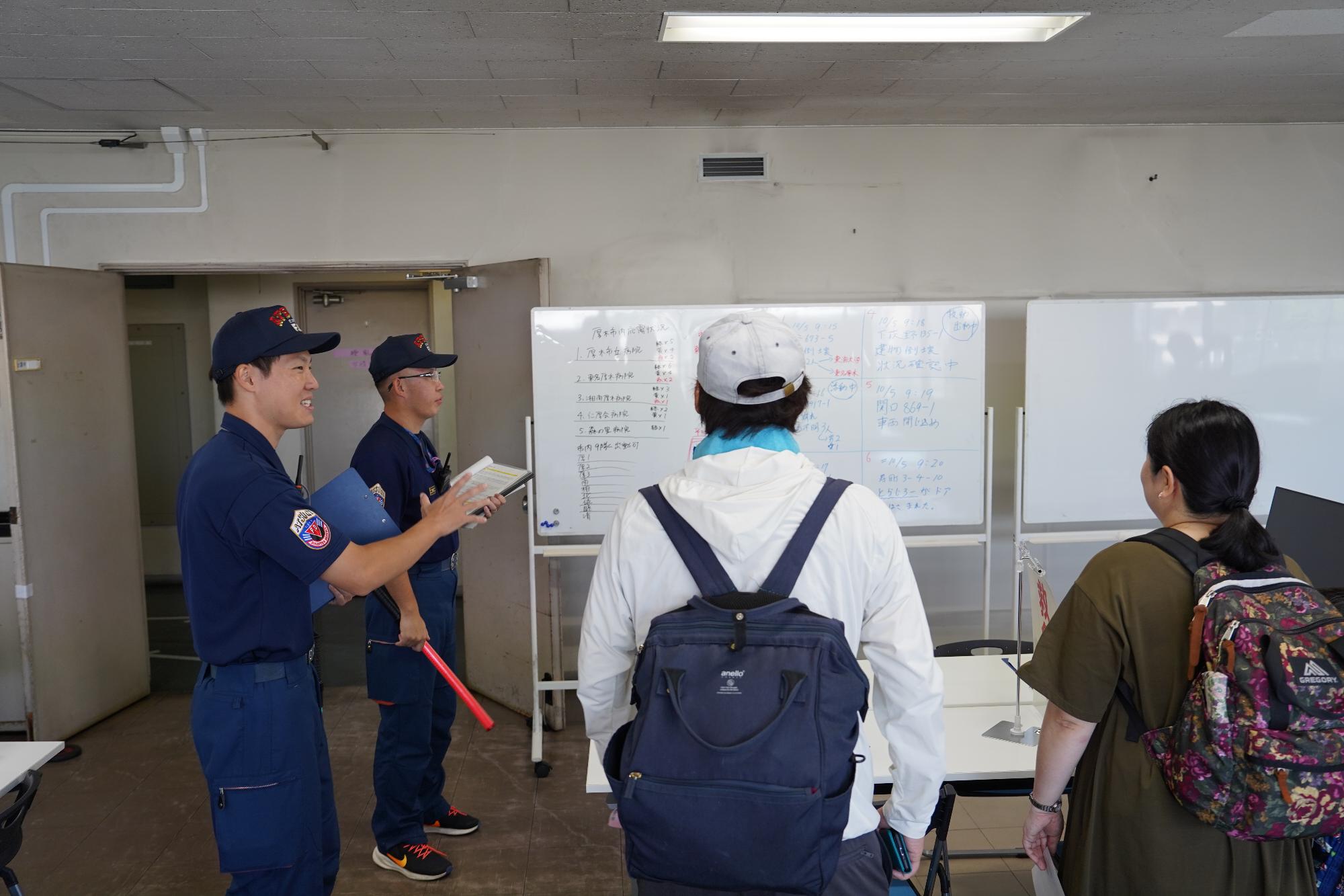 職員が案内し庁舎内を隅々まで見学した
