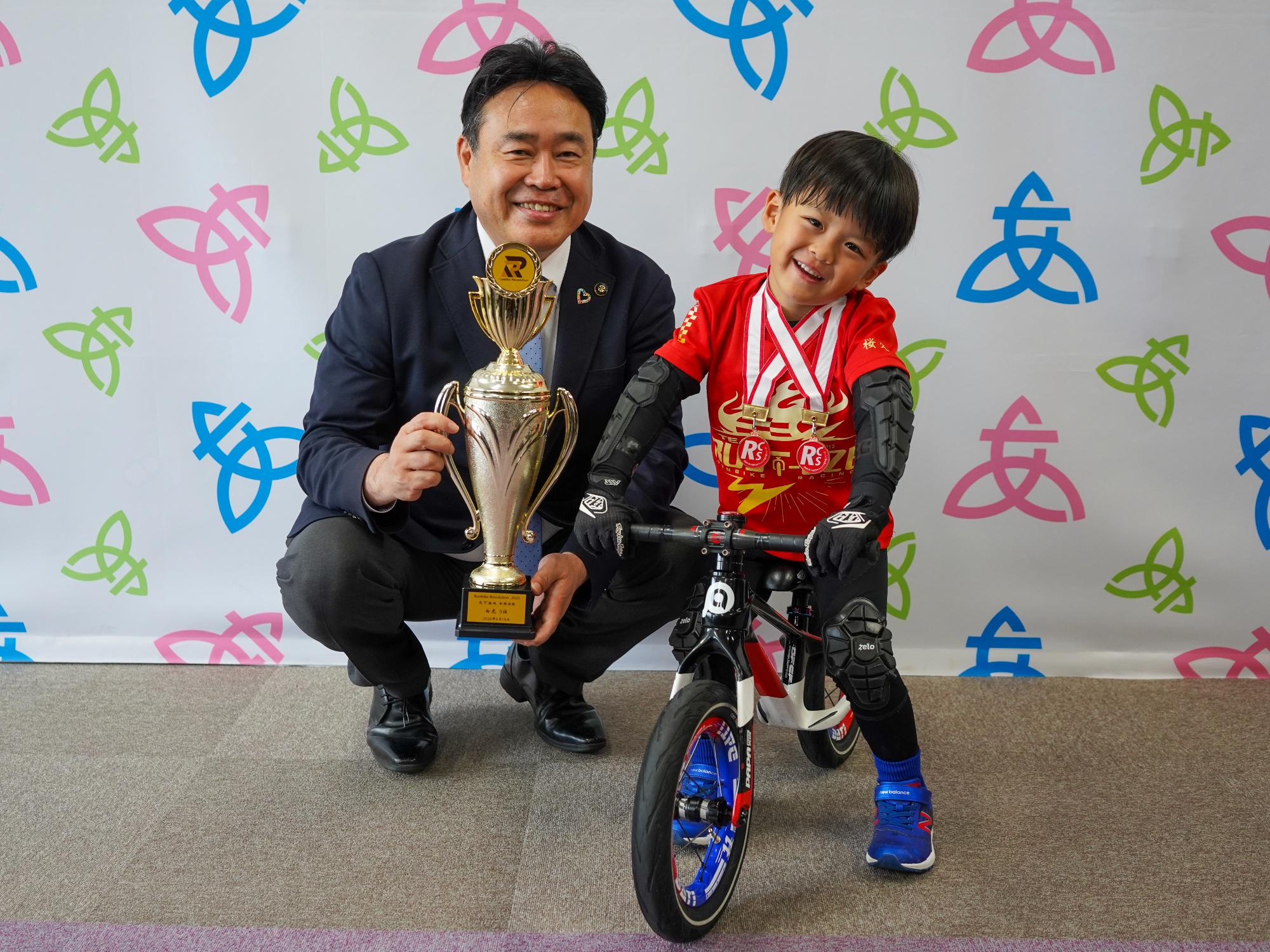 市長に喜びを伝えた高槻さん