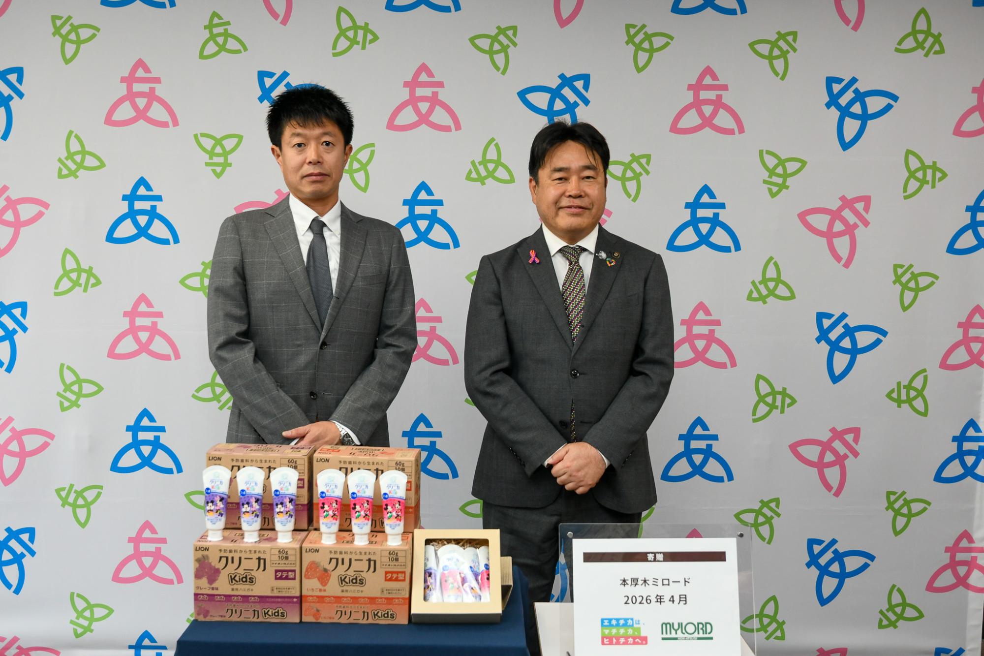 歯磨き粉を寄贈する様子