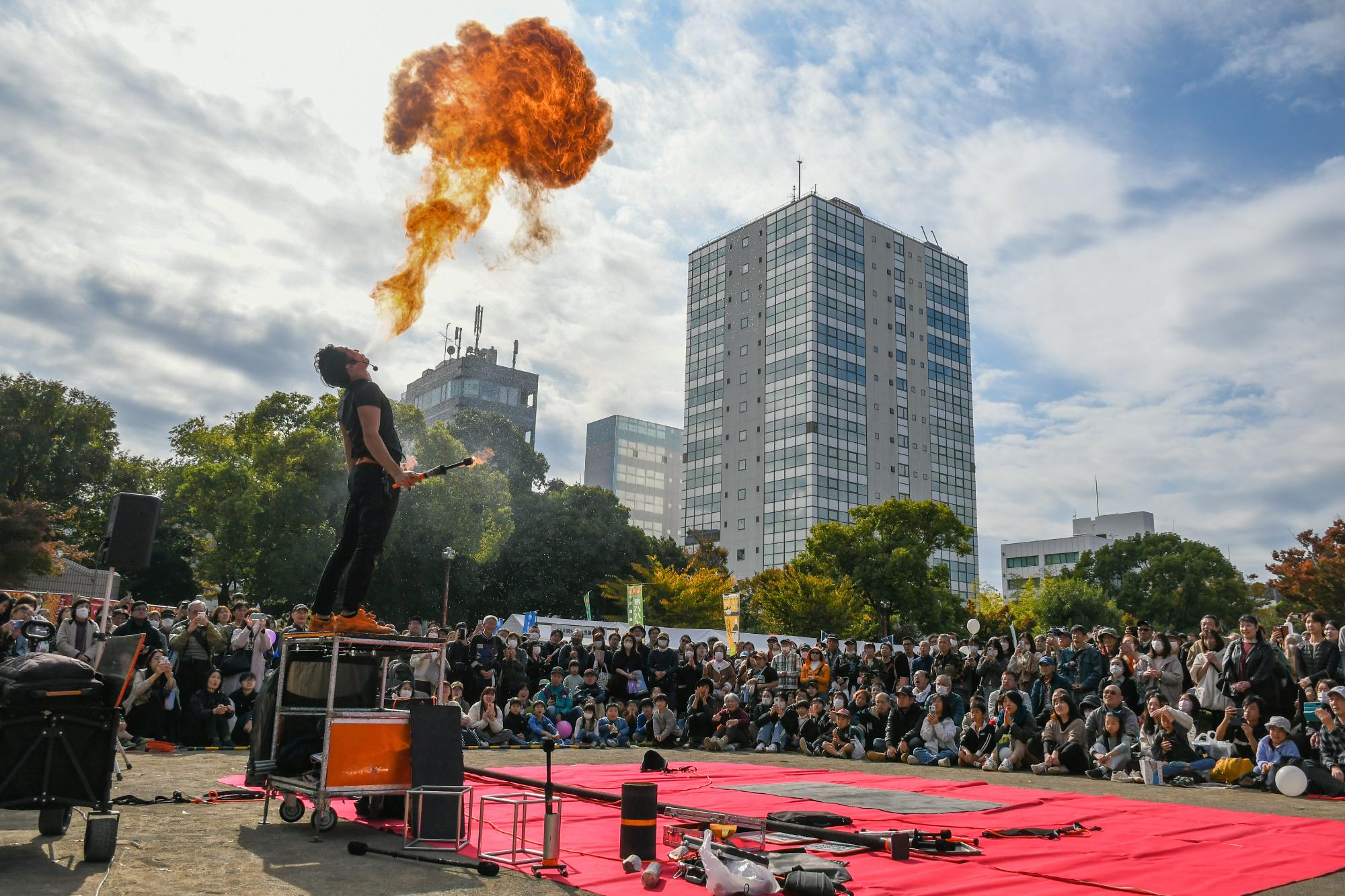 「Performer SYO!」による火吹きのパフォーマンス