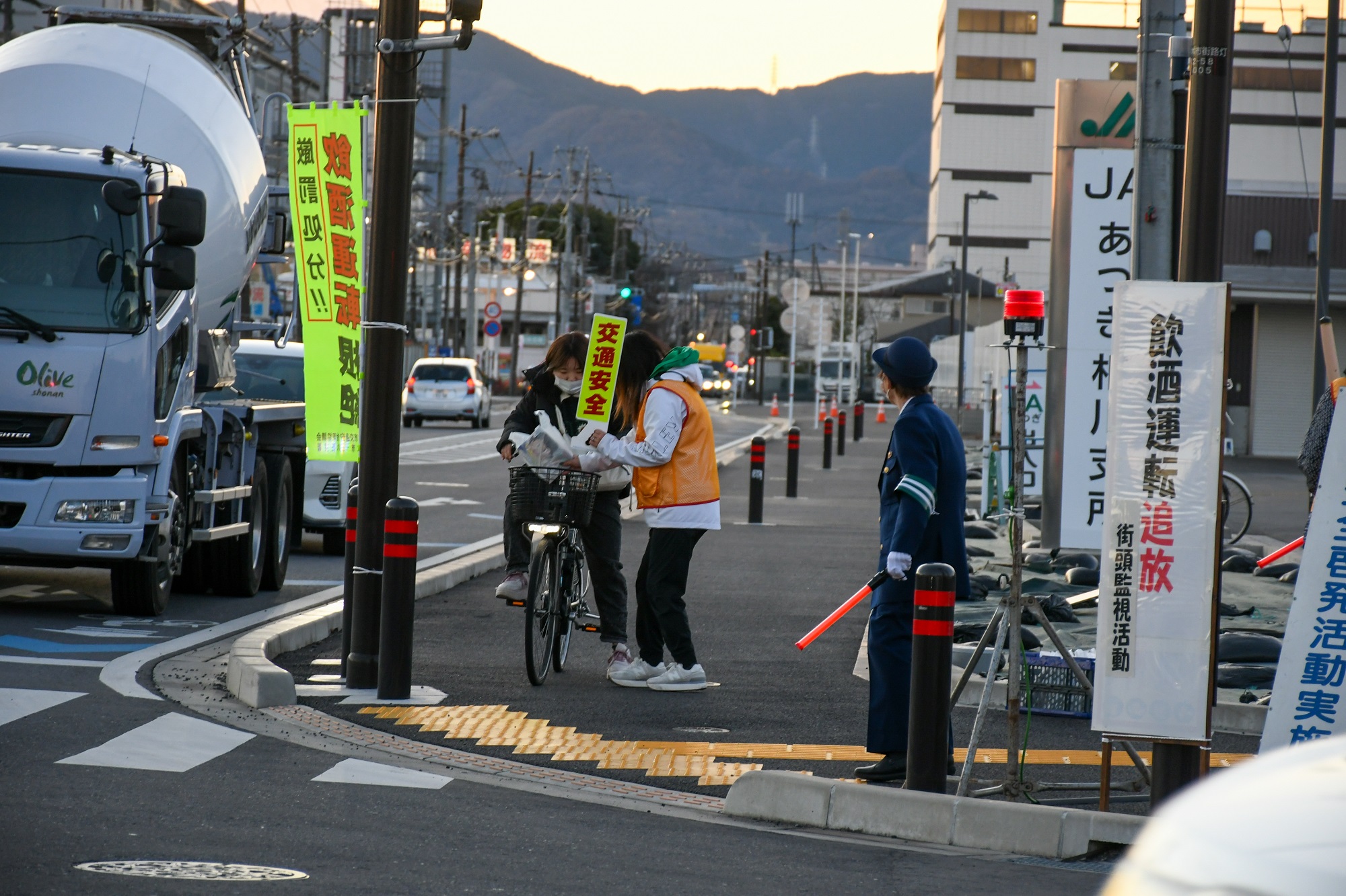 自転車で通行中の方などに交通安全の声掛けをしている写真