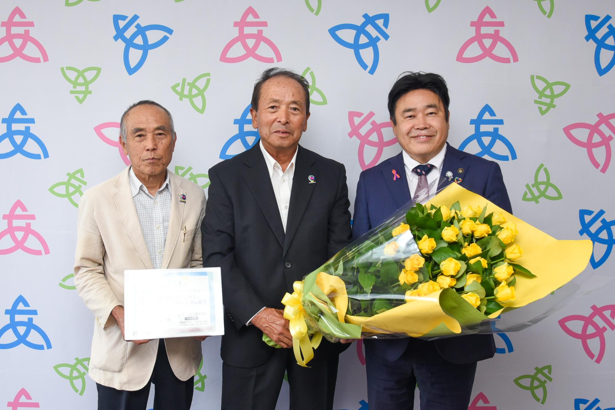 バラを贈呈した市園芸協会花き温室部会バラ部会