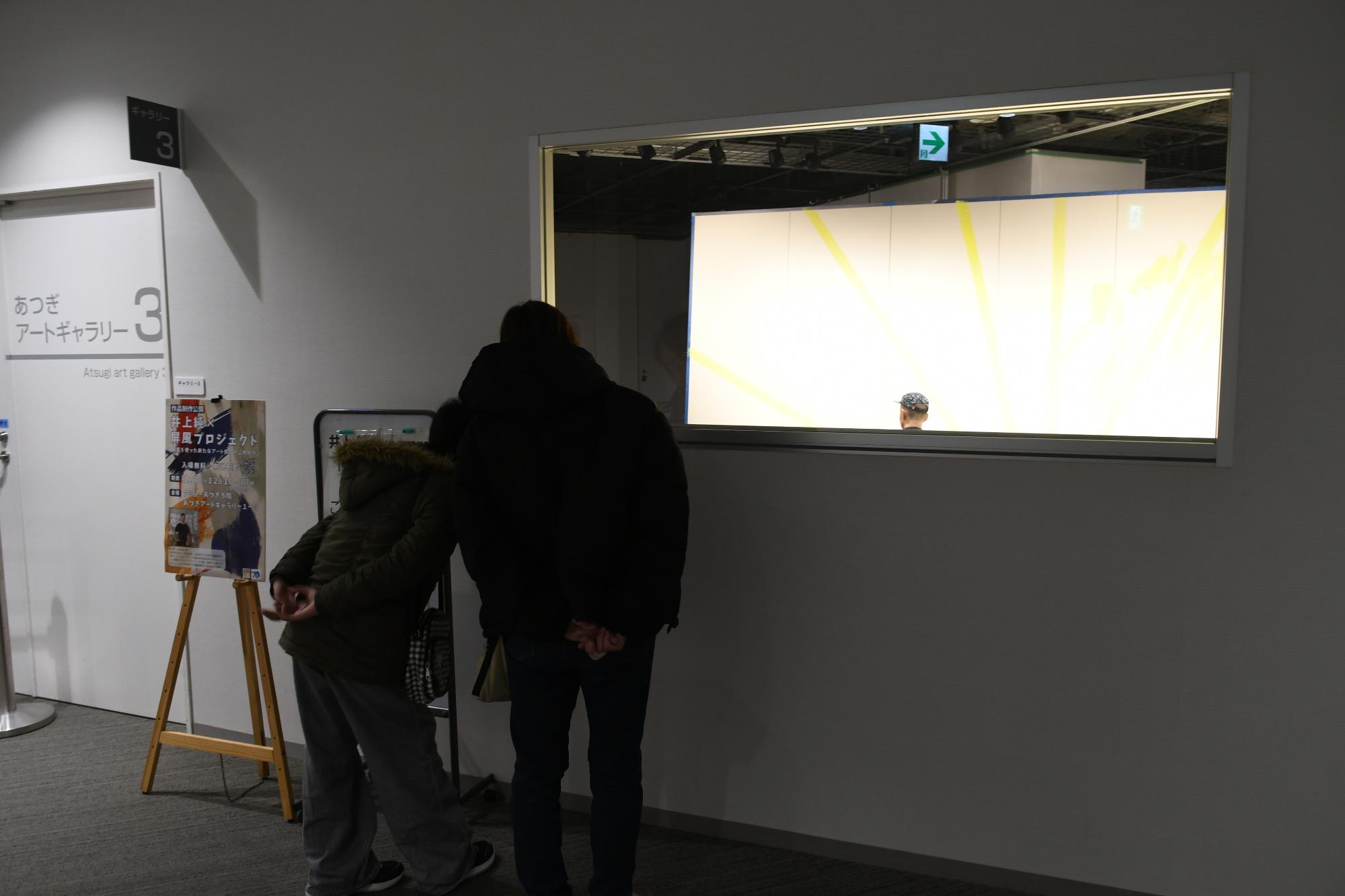 制作の様子を覗く親子