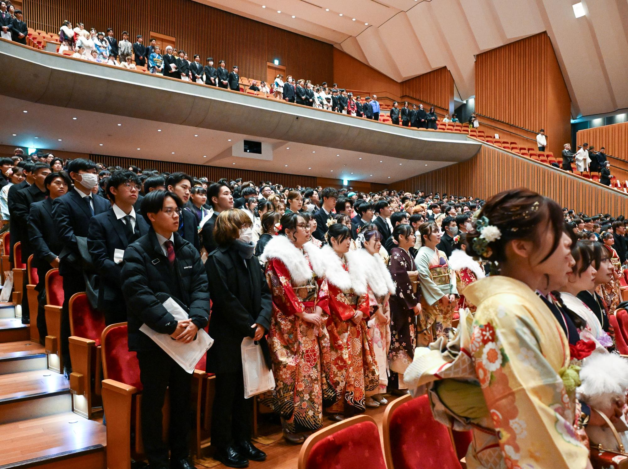 はたちのつどいの式典参加者の様子