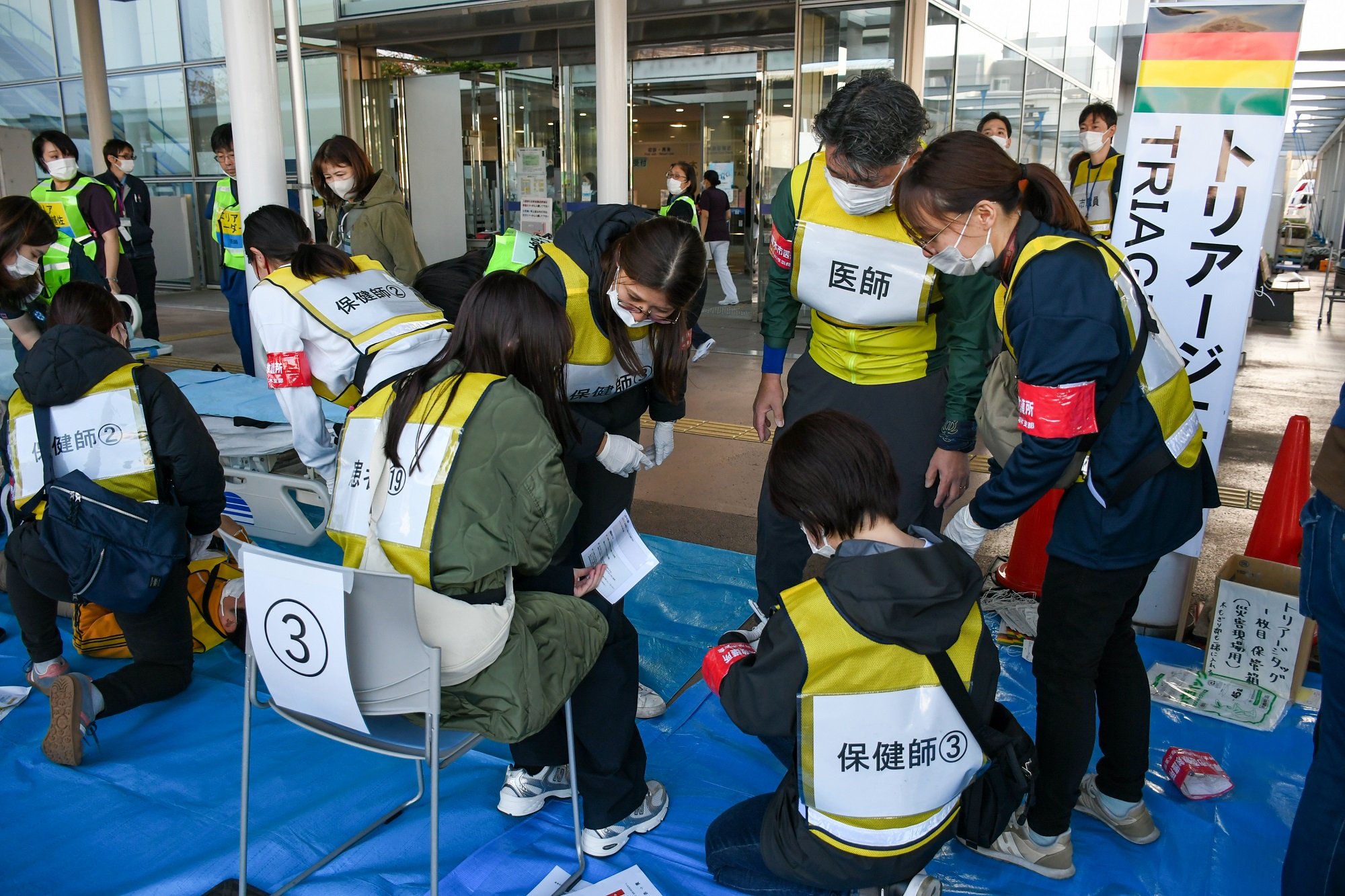 市立病院の玄関前でトリアージを実施