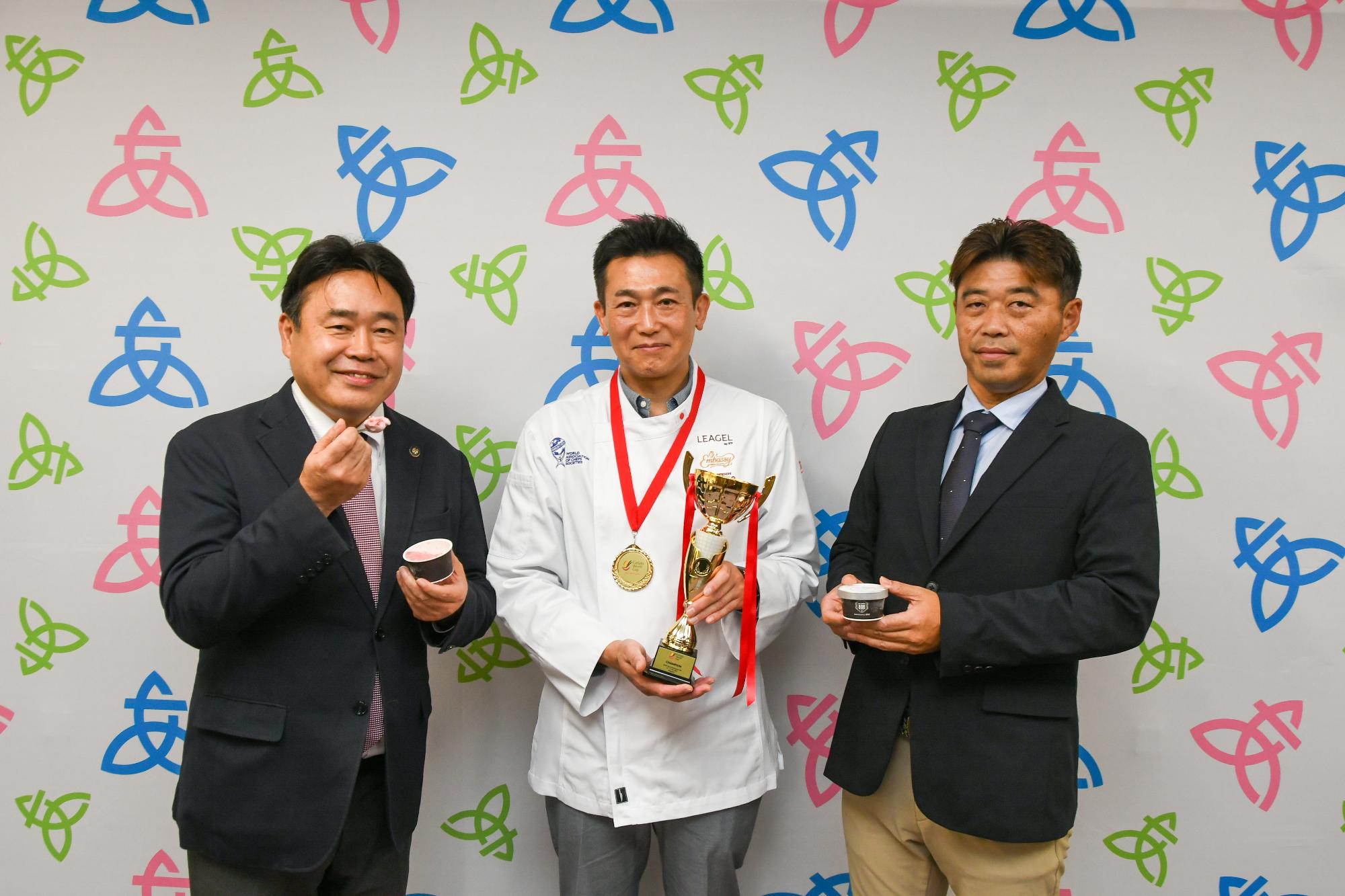 トロフィーを手にする加藤さん