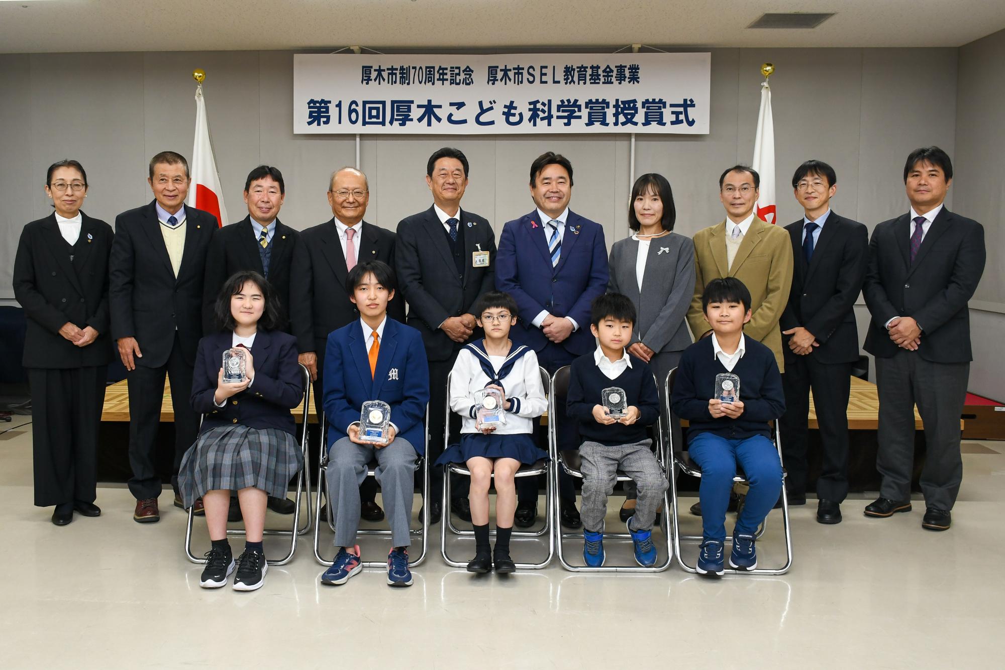 盾を手にする受賞者たち