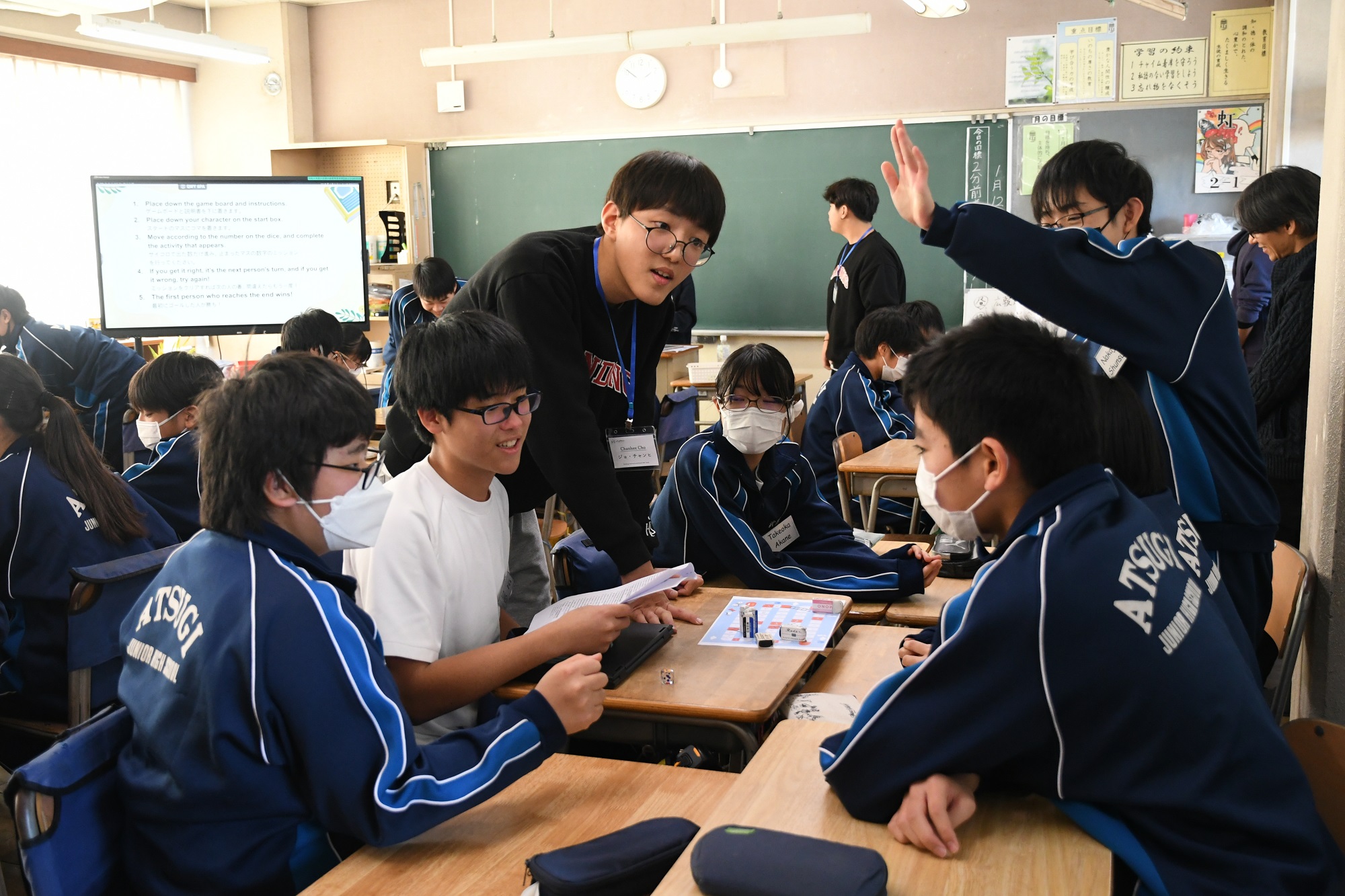 厚木中学校で韓国の高校生が中学2年生の生徒と触れ合っている様子の写真