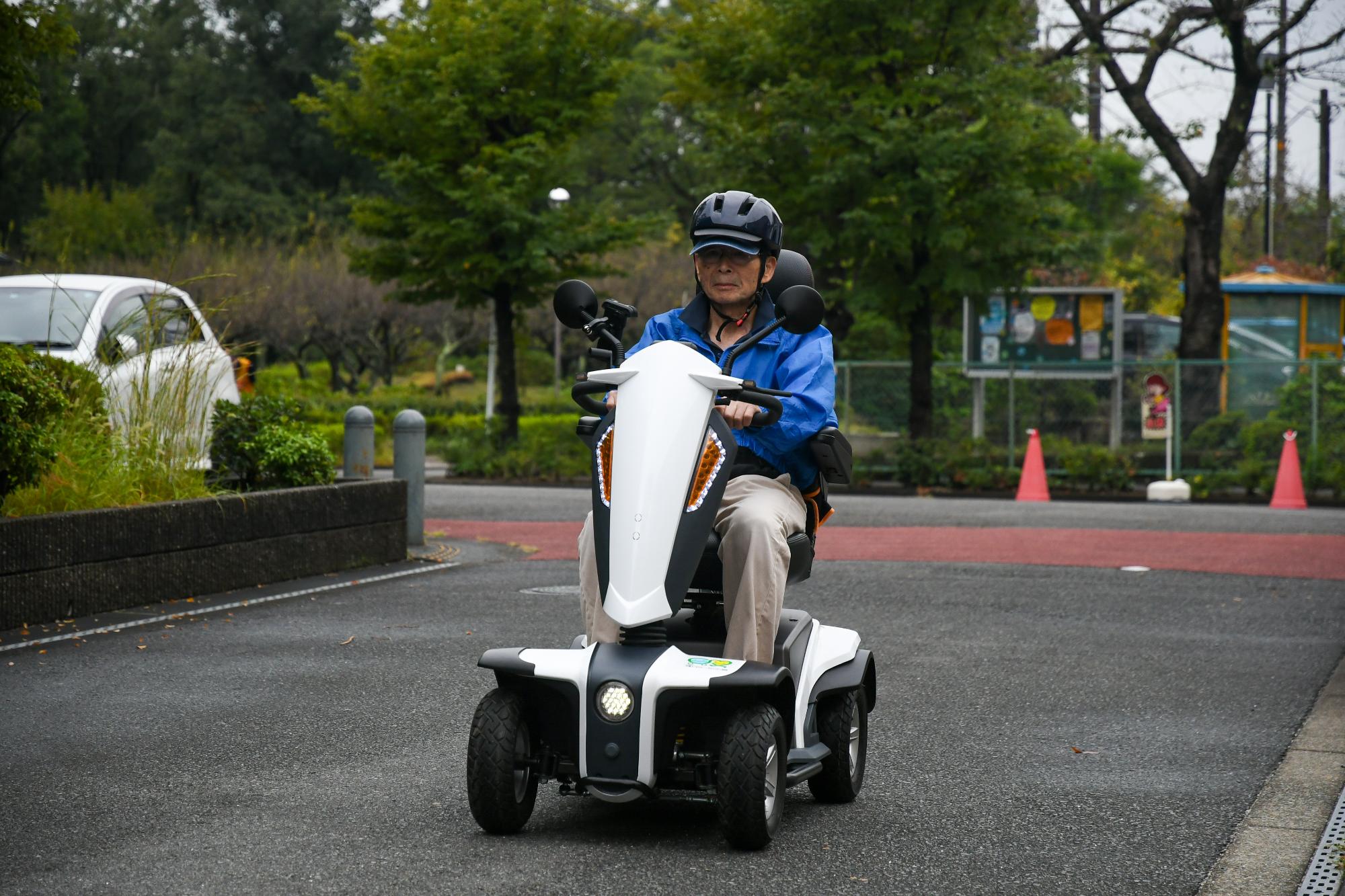 森の里公民館周辺道路で次世代モビリティスクーターを試乗している様子