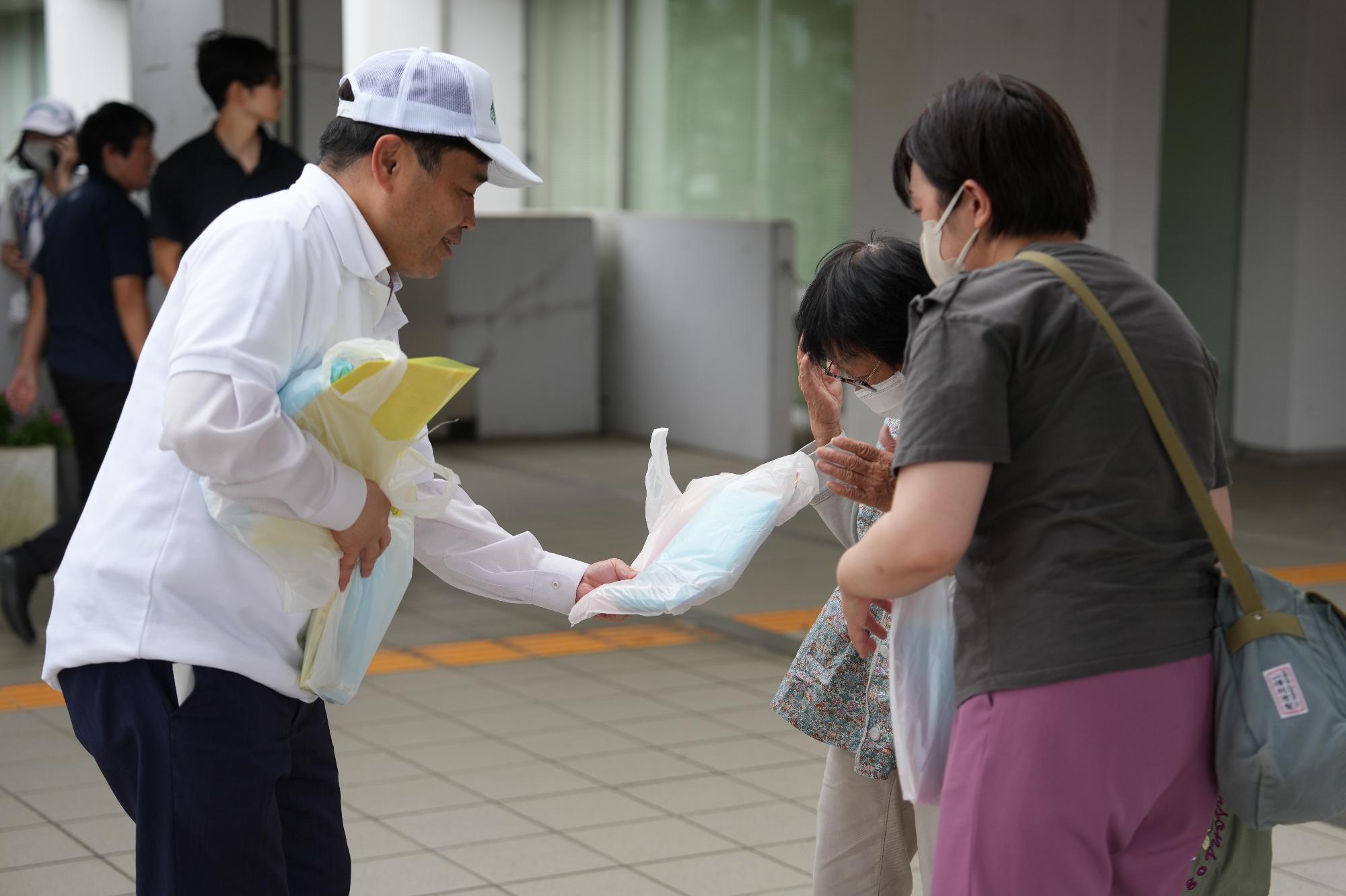 啓発物品を手渡す