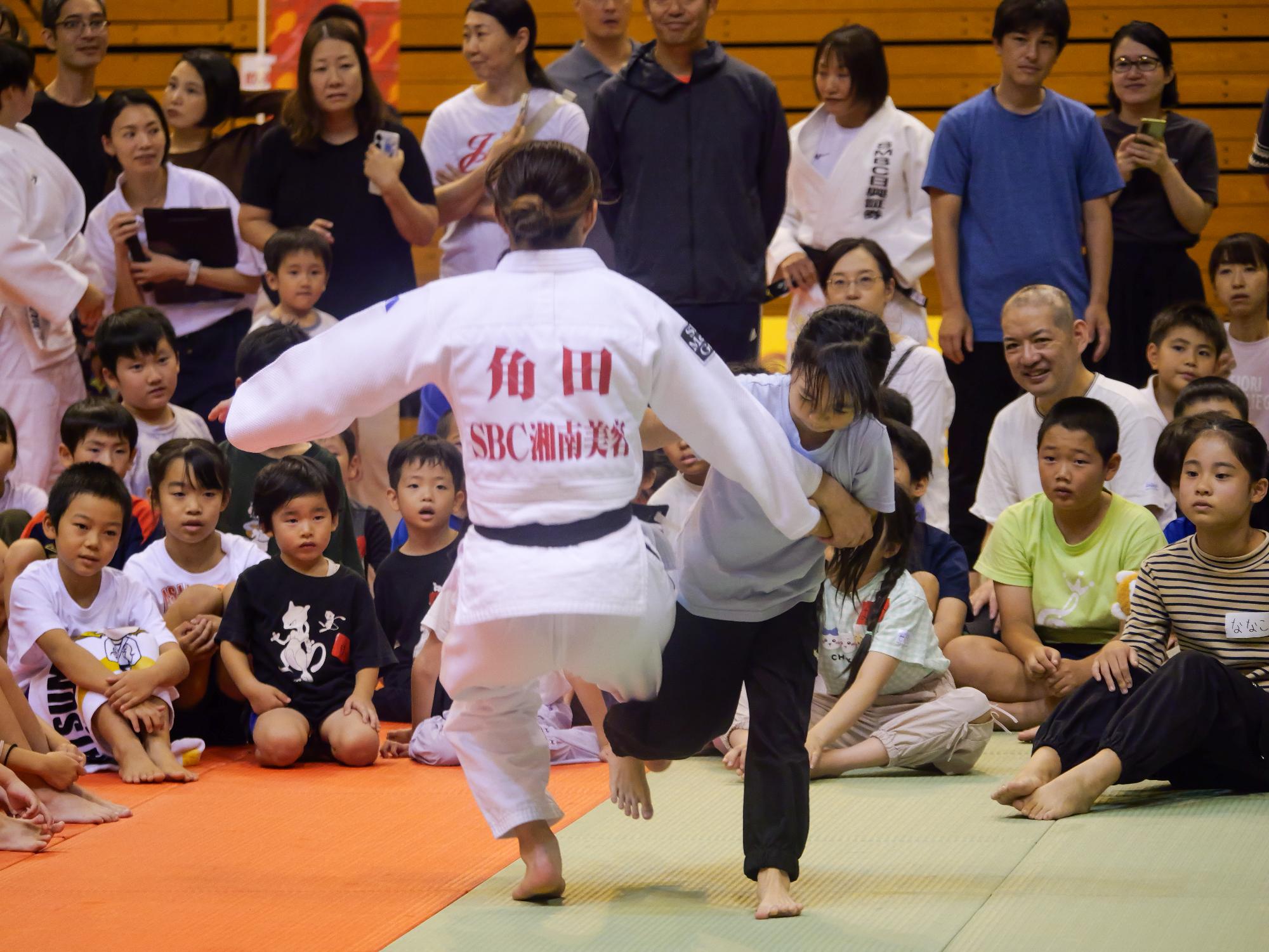 角田選手に技を仕掛ける小学生