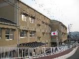 日本の国旗が掲揚された桑色の南毛利学習支援センター外観の写真