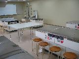 広い調理台と椅子が並んだ調理実習室の全体を写した写真