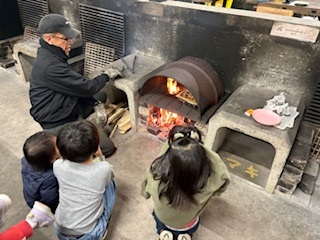 ピザの焼け具合を見守る参加者
