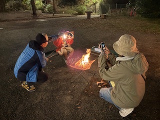 家族でたき火を楽しむ参加者