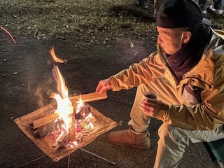 一人たき火を楽しむ参加者