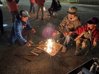 スモアを楽しむ家族